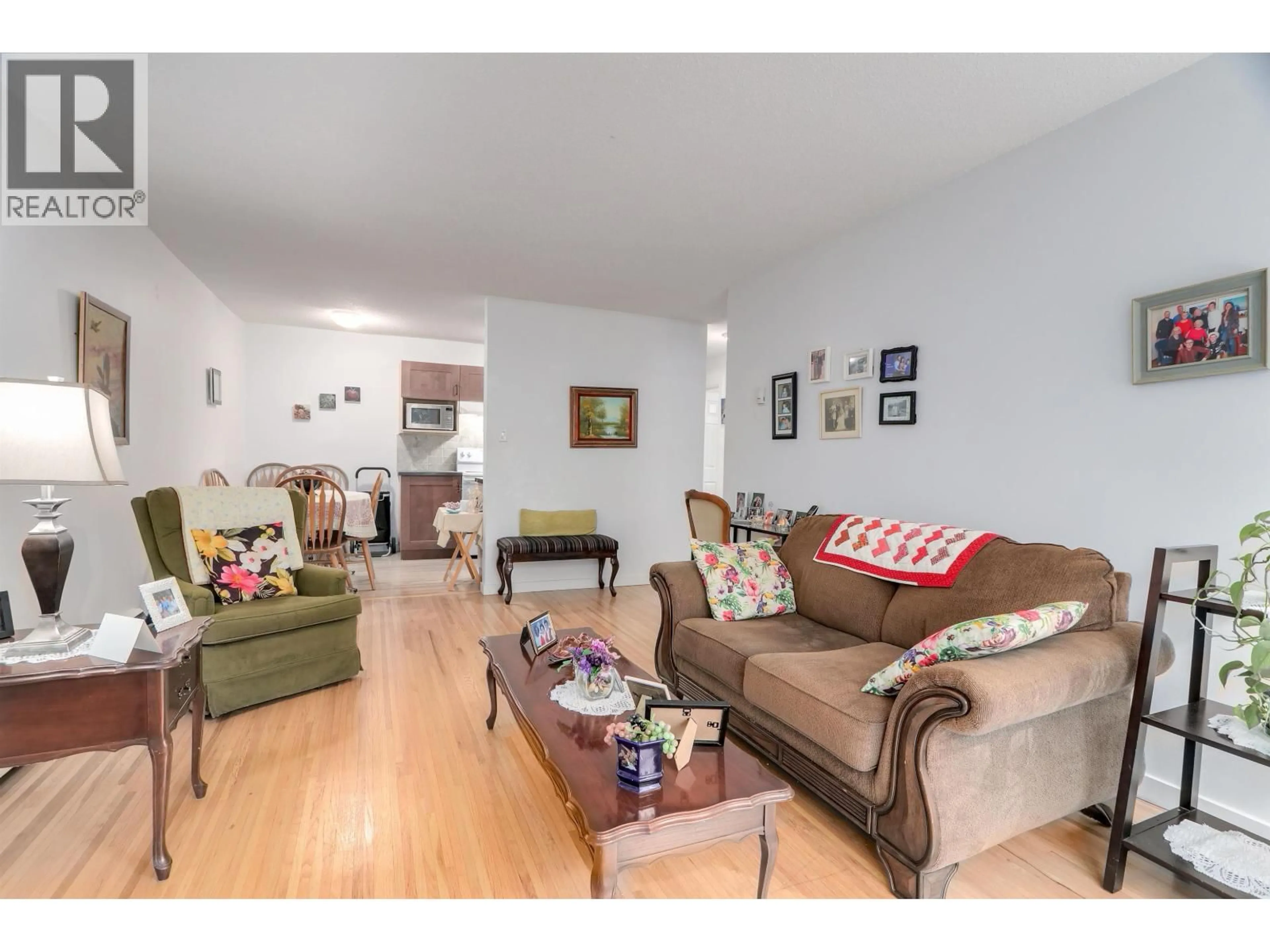 Living room with furniture, wood/laminate floor for 104 - 135 21ST STREET, North Vancouver British Columbia V7M1Z2