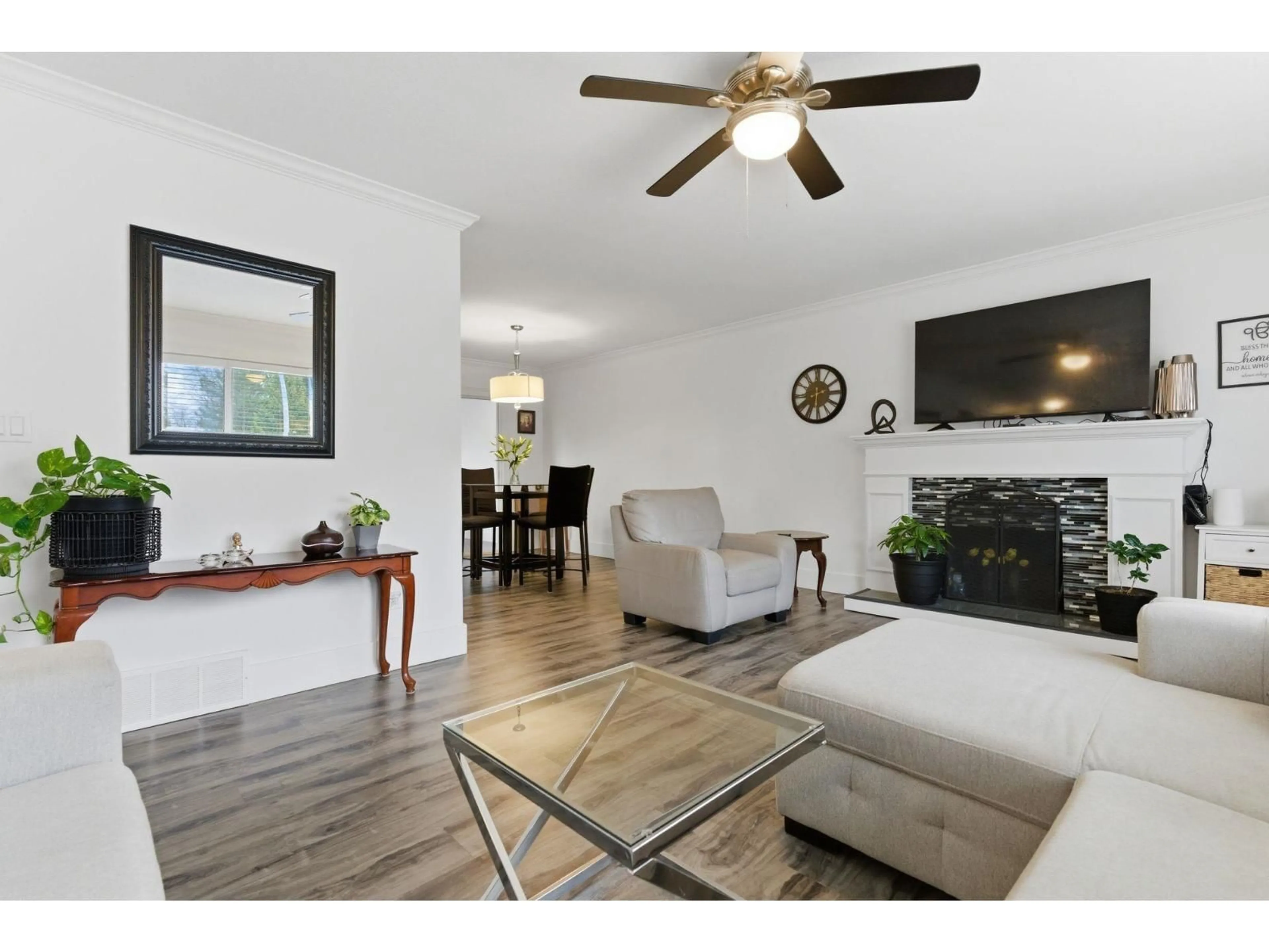 Living room with furniture, wood/laminate floor for 1460 KASLO COURT, Abbotsford British Columbia V2S6H8