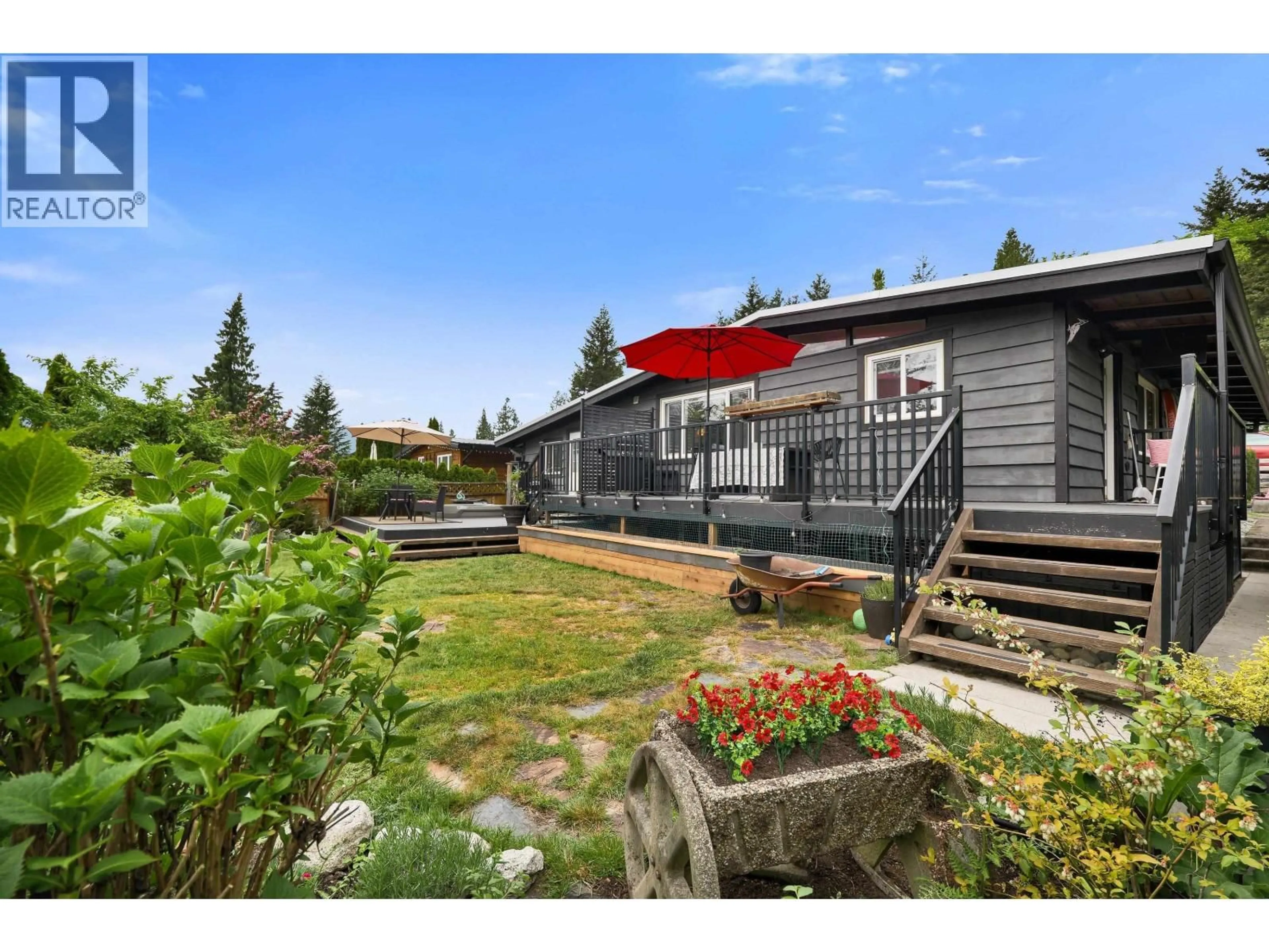 A pic from outside/outdoor area/front of a property/back of a property/a pic from drone, unknown for 624 LOWER CRESCENT, Britannia Beach British Columbia V8B1J1