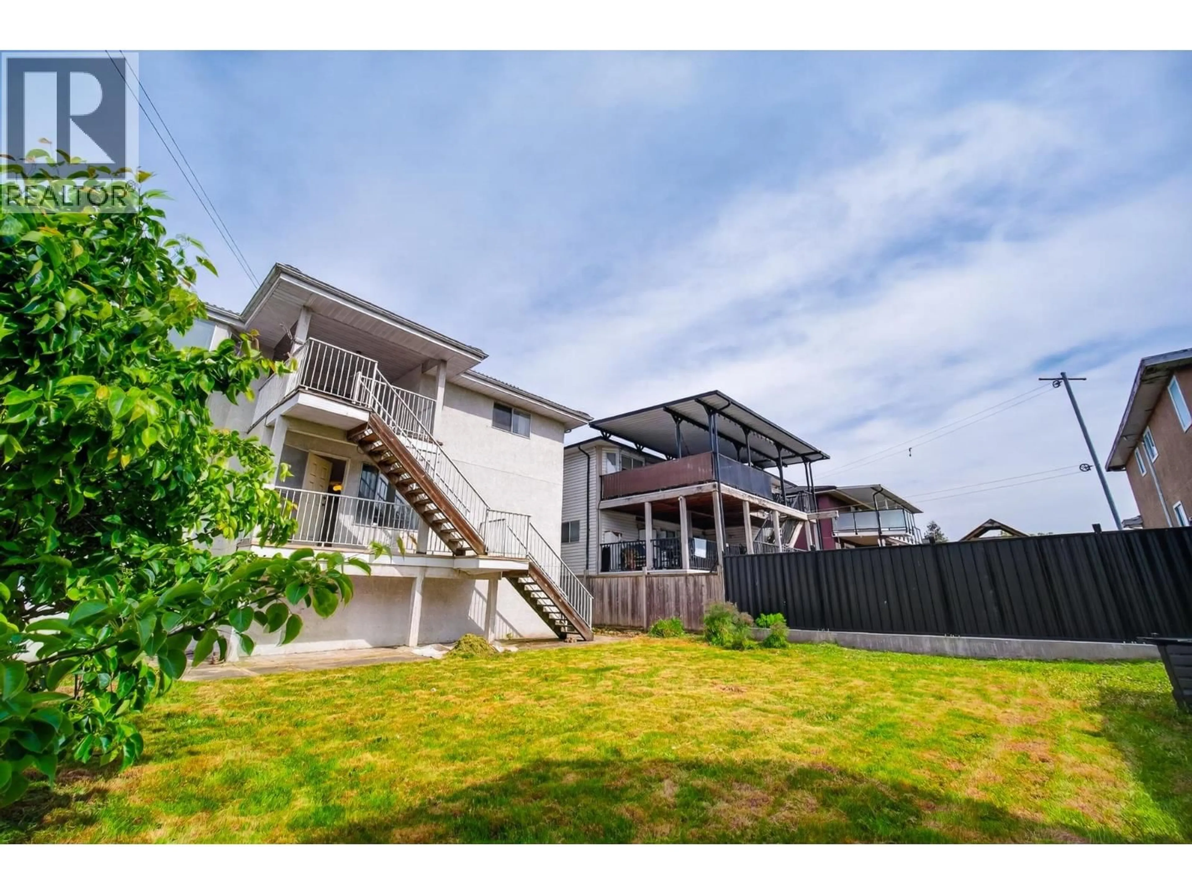 A pic from outside/outdoor area/front of a property/back of a property/a pic from drone, unknown for 330 WOOD STREET, New Westminster British Columbia V3M6P4