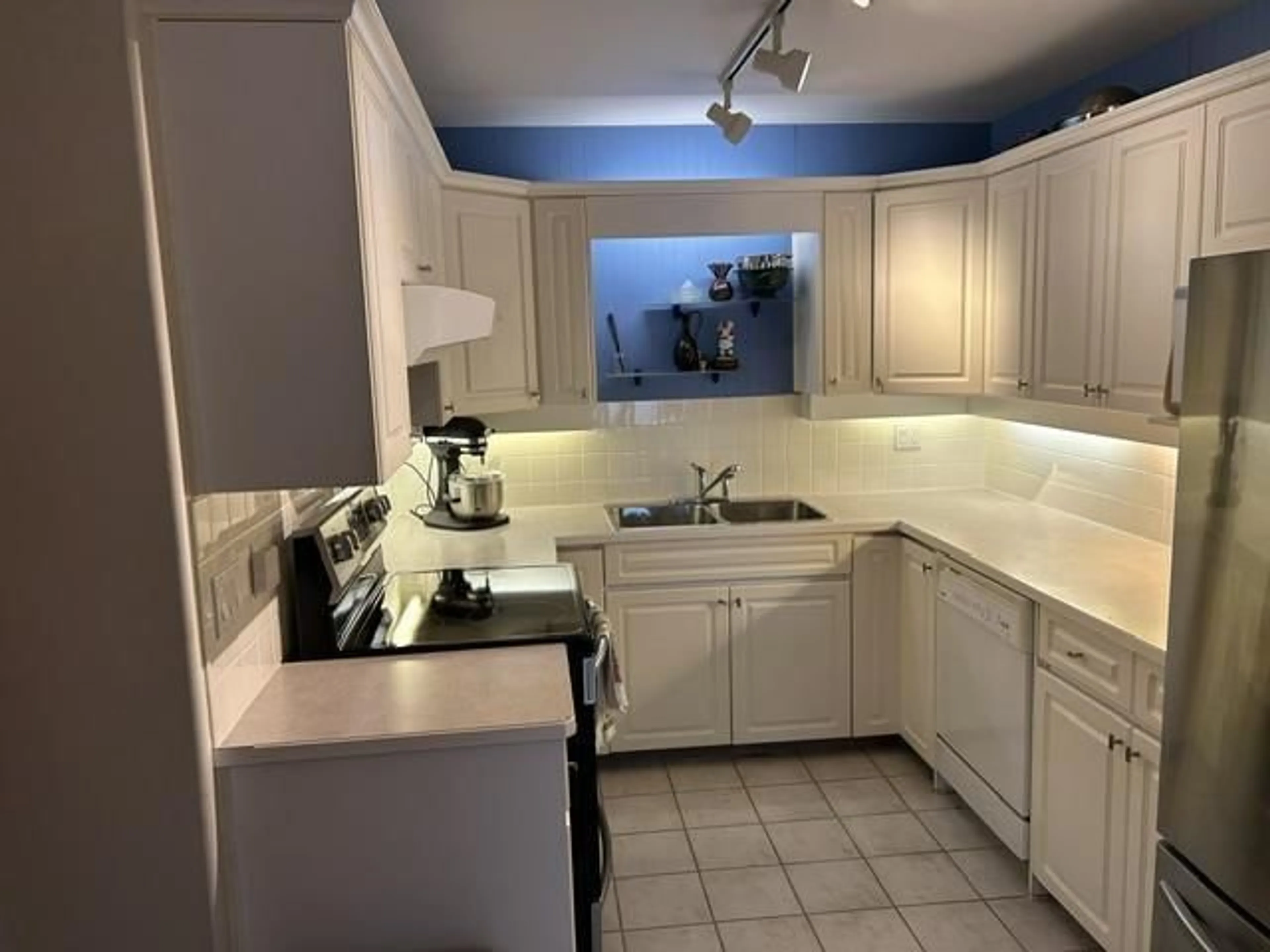 Standard kitchen, ceramic/tile floor for 203 - 45734 PATTEN AVENUE, Chilliwack British Columbia V2P1S1