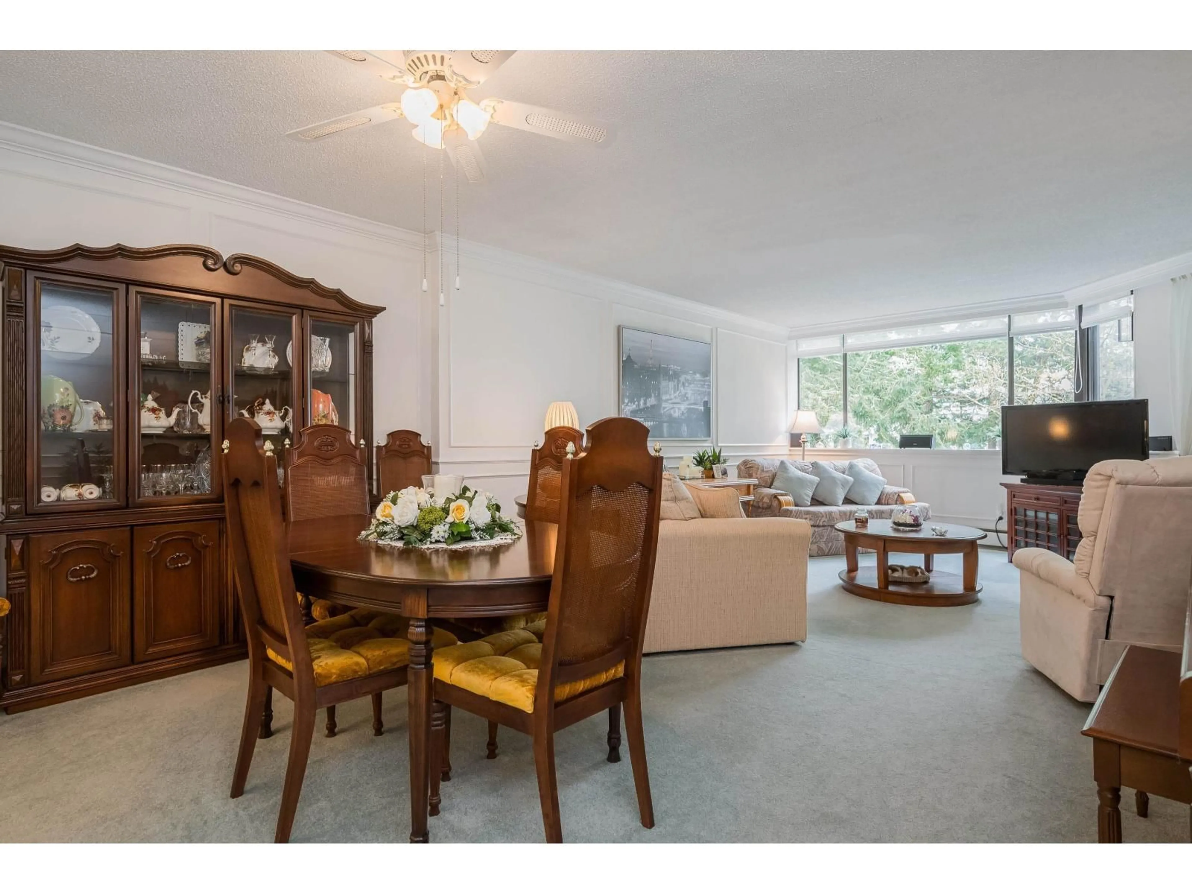 Dining room, wood/laminate floor for 704 - 1442 FOSTER STREET, White Rock British Columbia V4B3X7