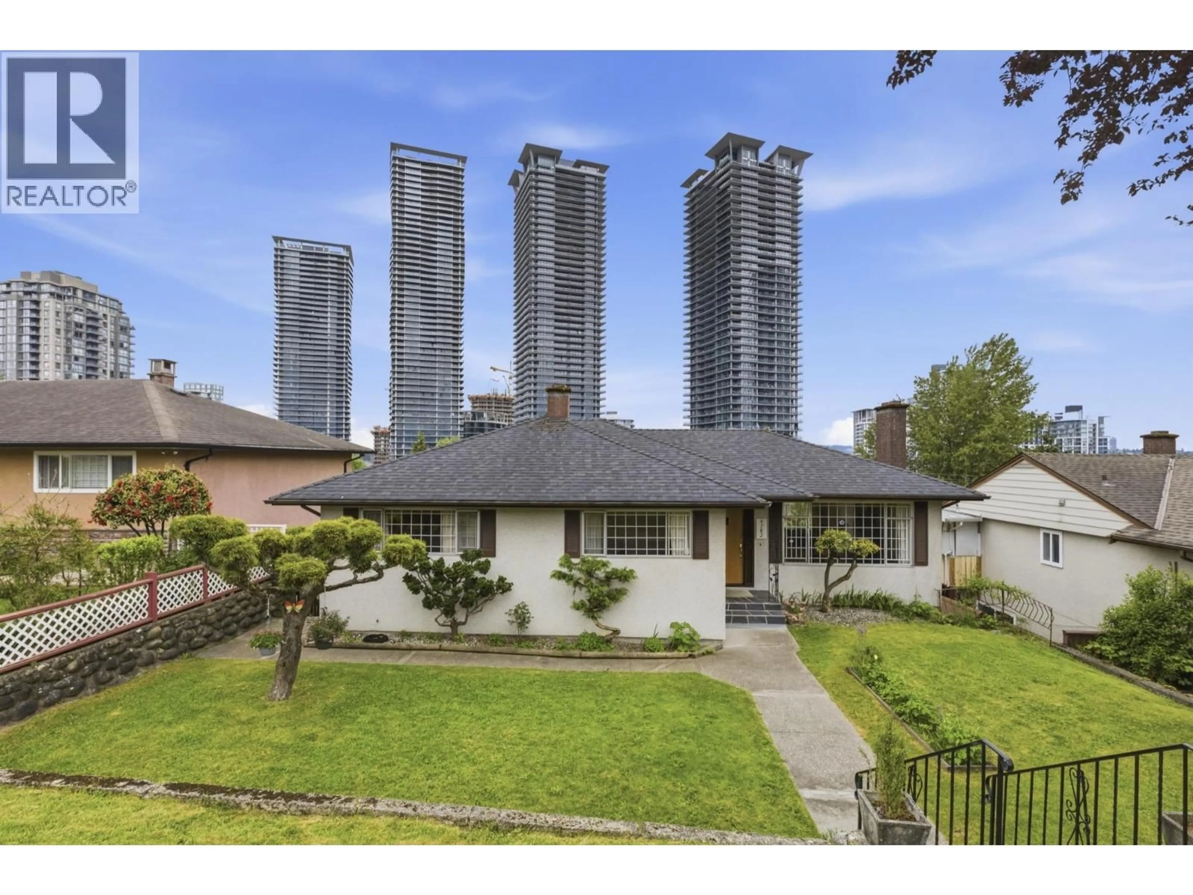 A pic from outside/outdoor area/front of a property/back of a property/a pic from drone, street for 4782 RIDGELAWN DRIVE, Burnaby British Columbia V5C3Y2
