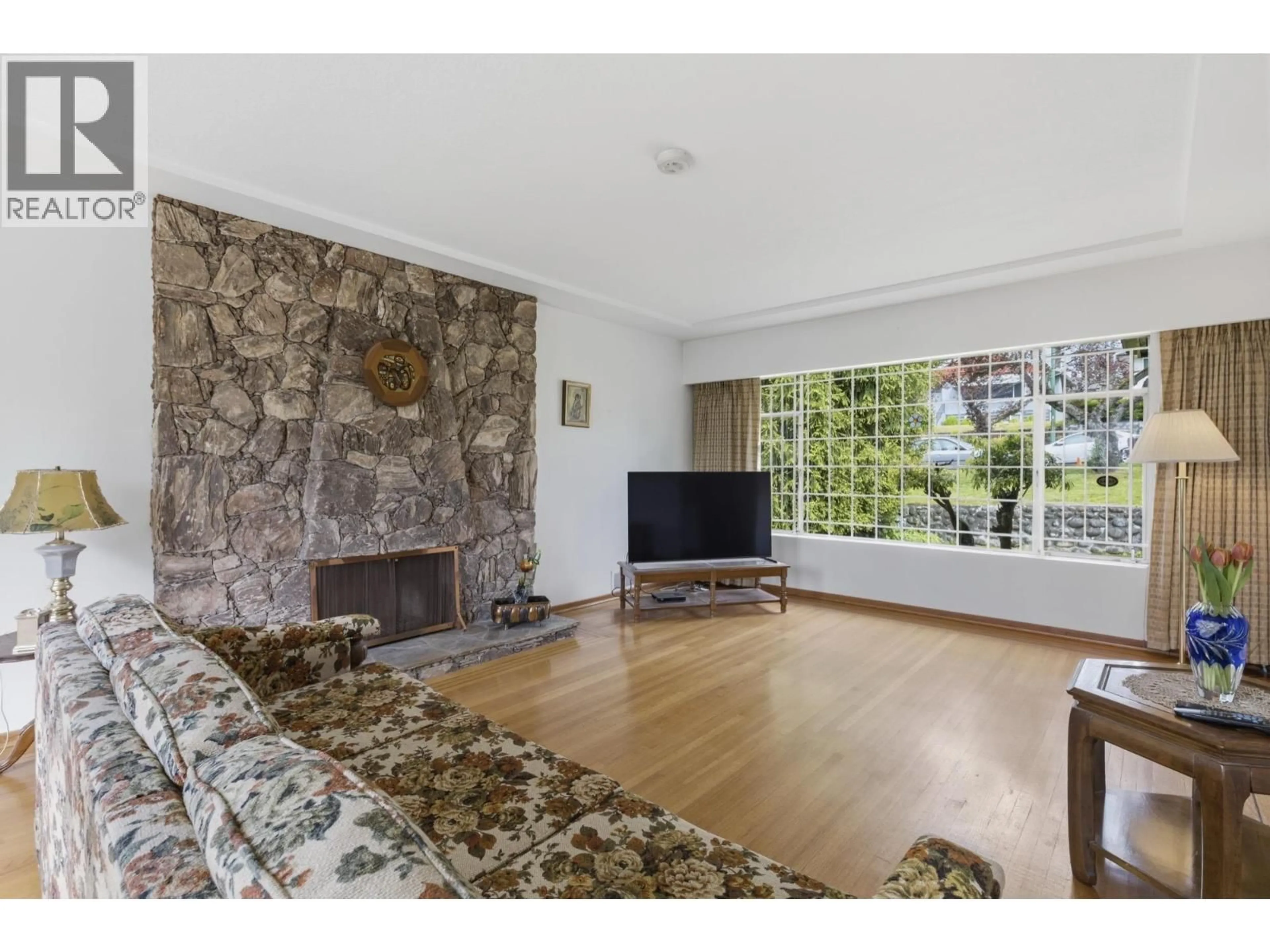 Living room with furniture, unknown for 4782 RIDGELAWN DRIVE, Burnaby British Columbia V5C3Y2