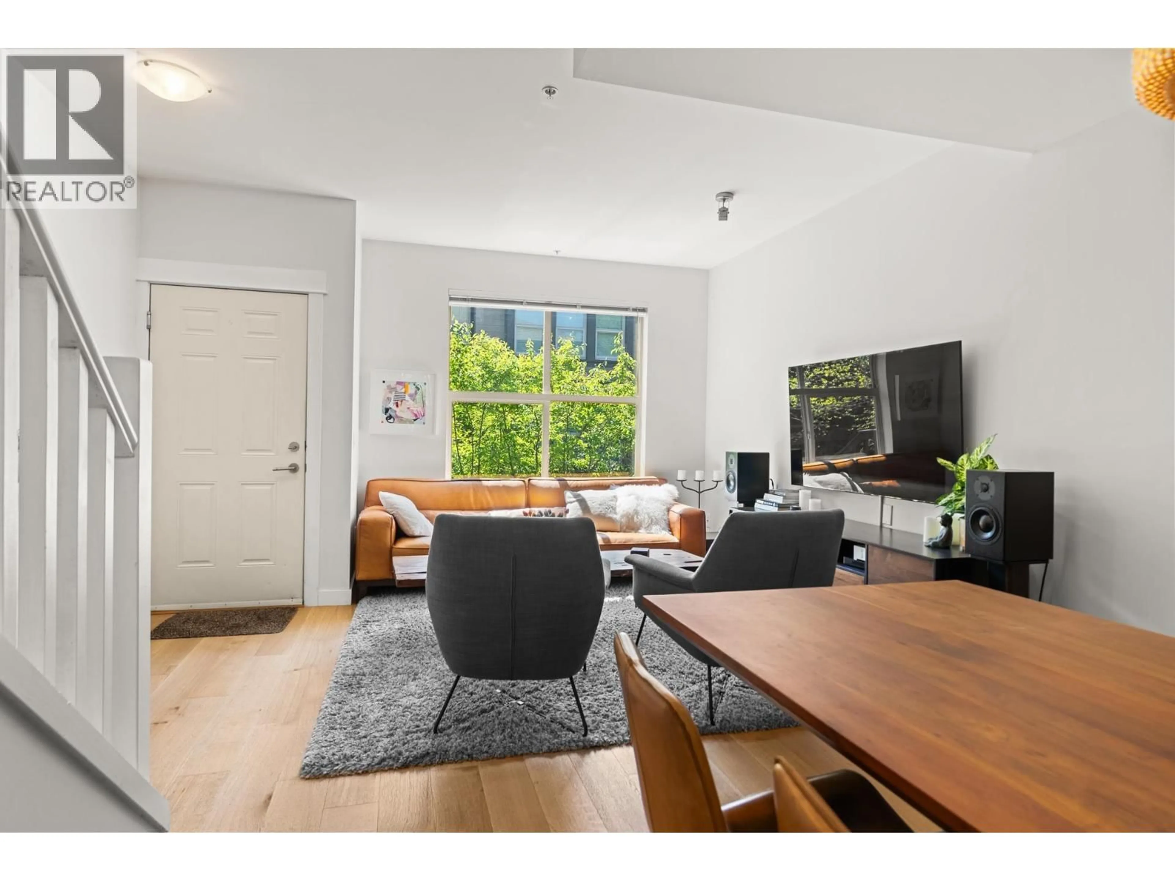 Living room with furniture, wood/laminate floor for 3 - 307 15TH STREET, North Vancouver British Columbia V7L2R6