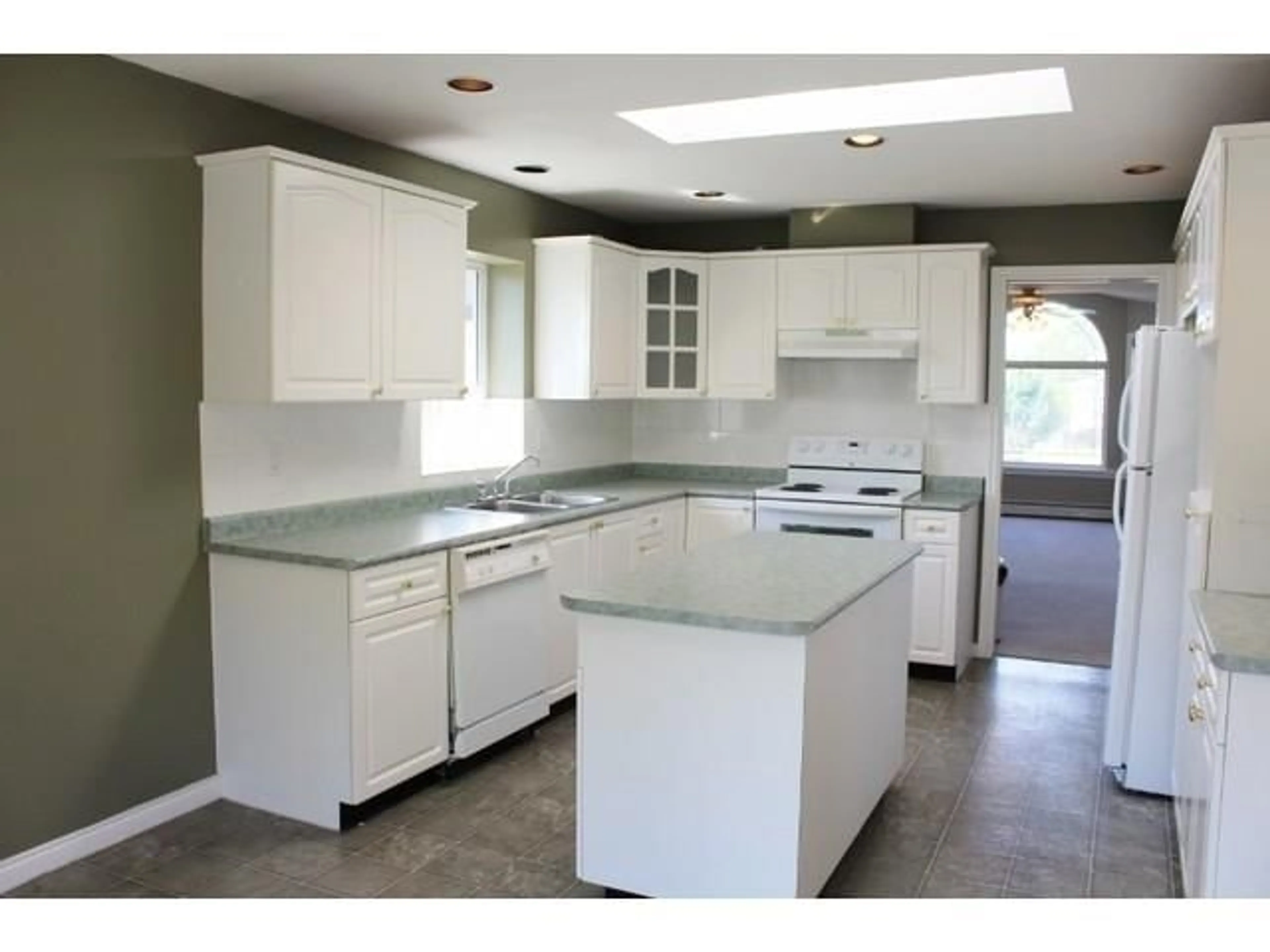 Open concept kitchen, ceramic/tile floor for 21549 50A AVENUE, Langley British Columbia V3A8W4