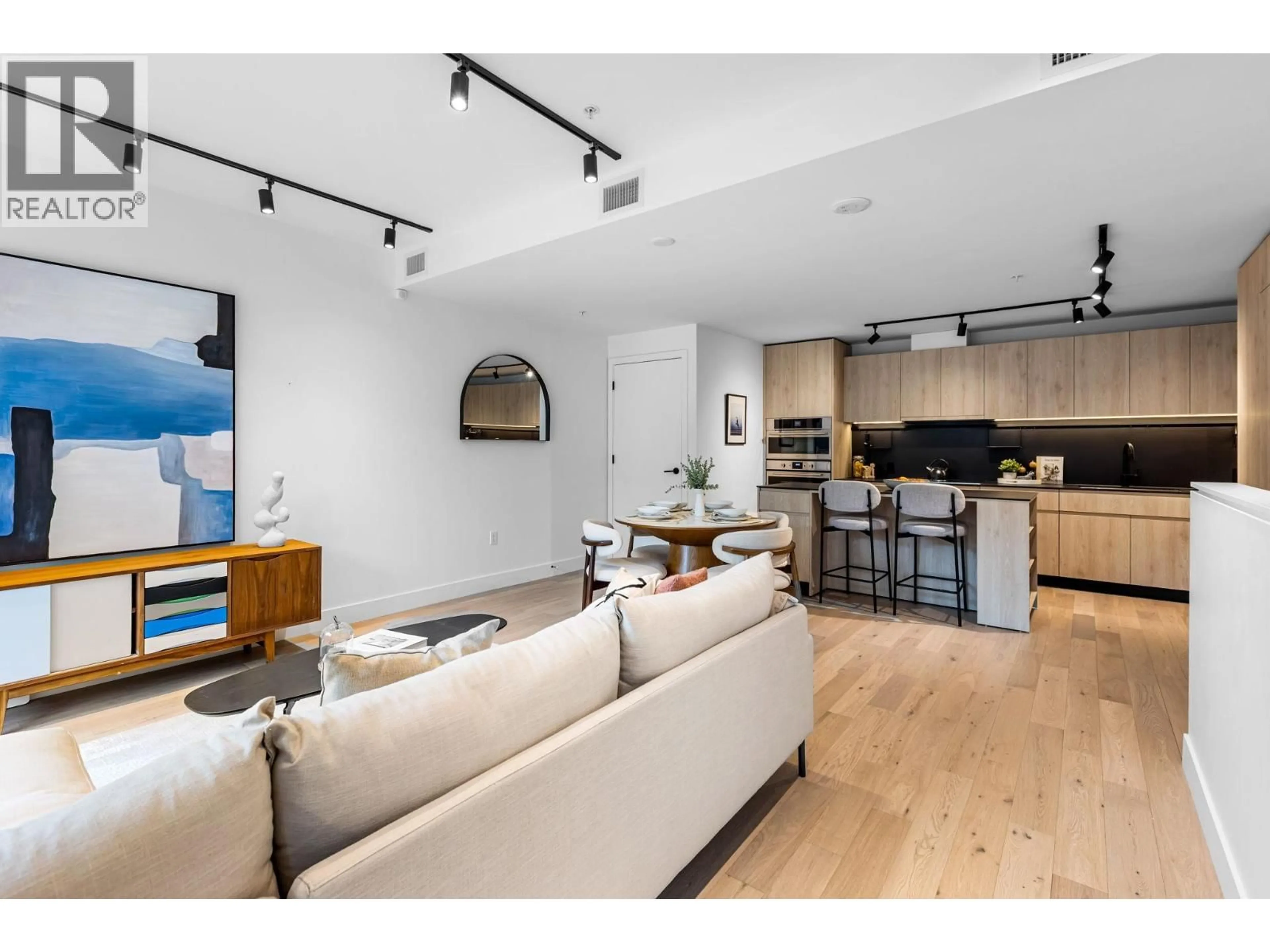 Open concept kitchen, wood/laminate floor for 3956 DUMFRIES STREET, Vancouver British Columbia V5N0J1