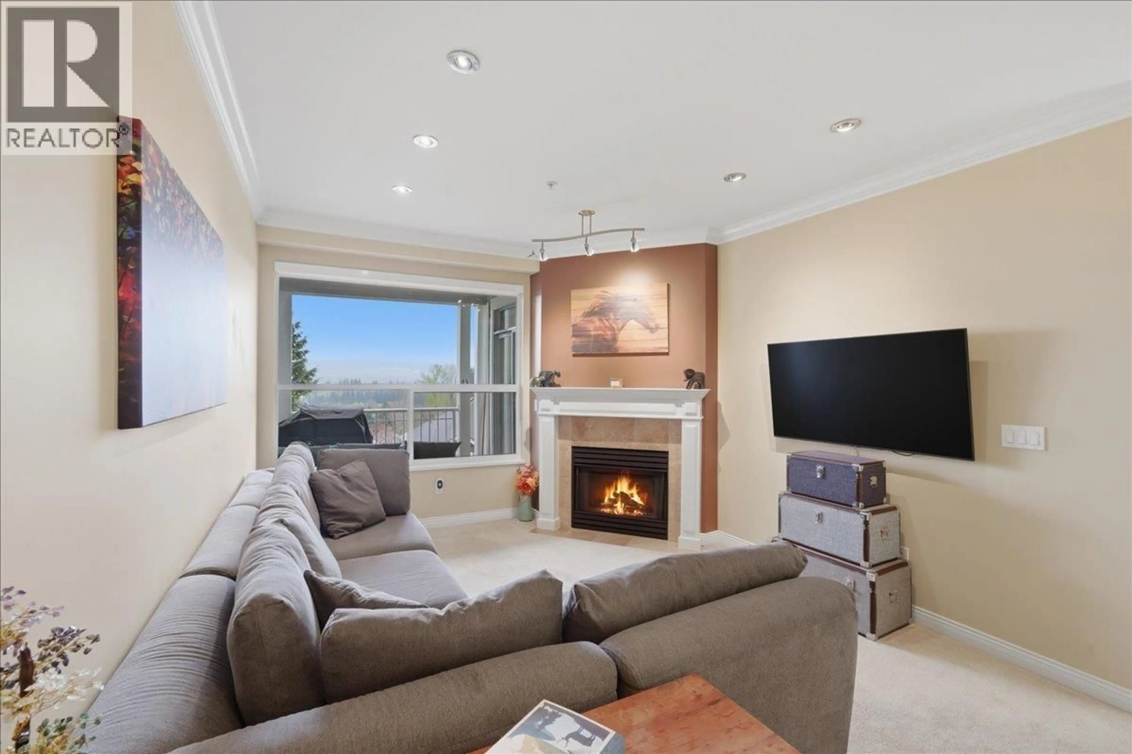 Living room with furniture, unknown for 307 - 5270 OAKMOUNT CRESCENT, Burnaby British Columbia V5H4S1