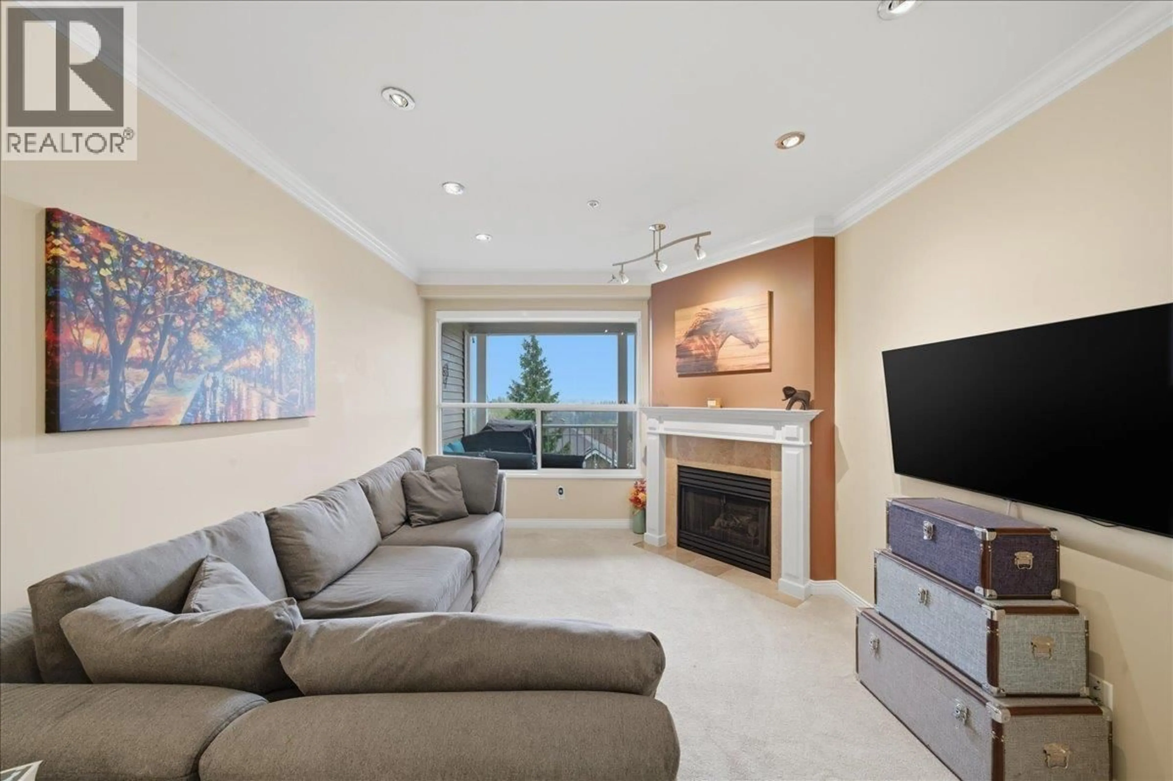 Living room with furniture, unknown for 307 - 5270 OAKMOUNT CRESCENT, Burnaby British Columbia V5H4S1