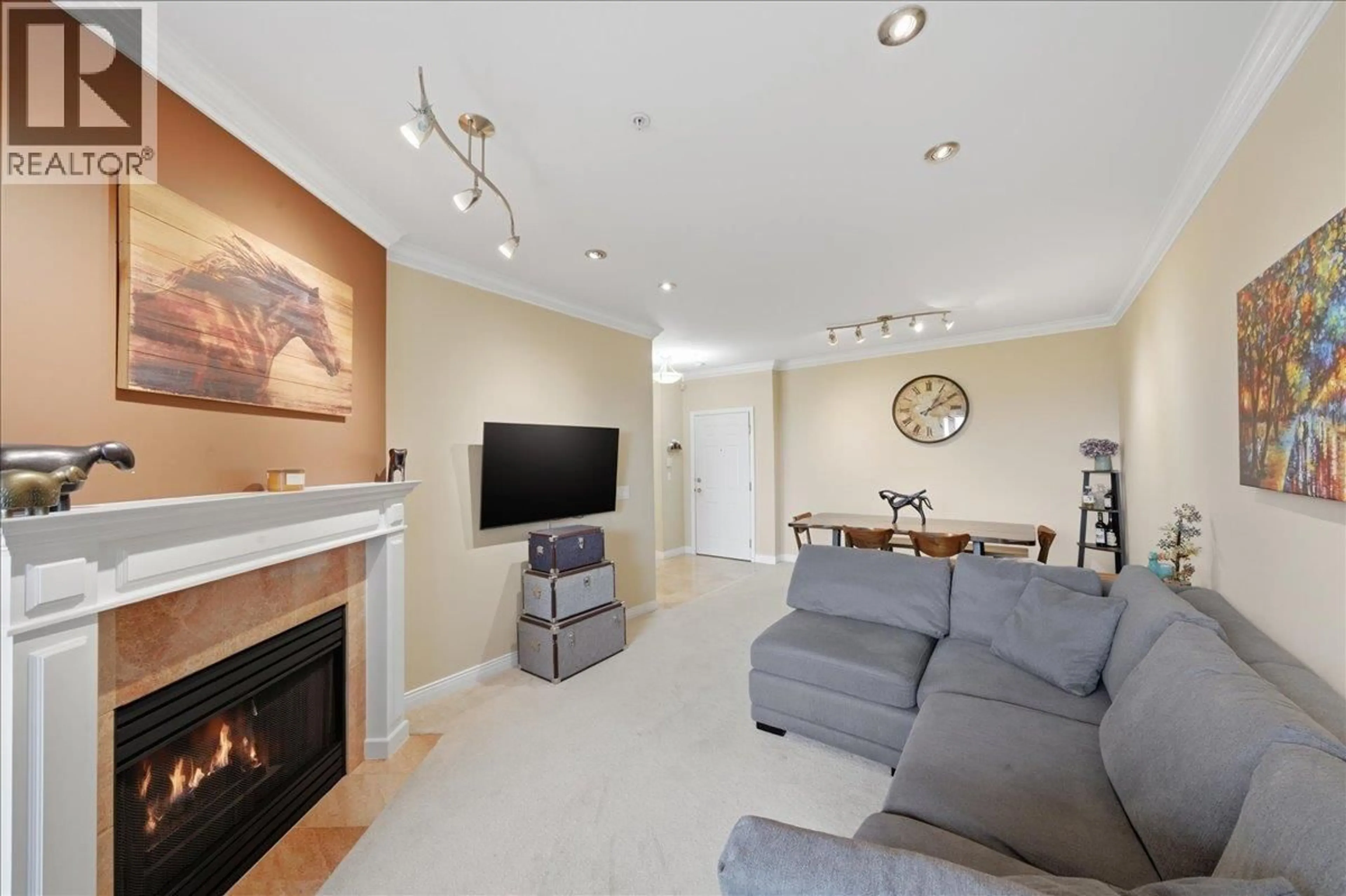 Living room with furniture, unknown for 307 - 5270 OAKMOUNT CRESCENT, Burnaby British Columbia V5H4S1