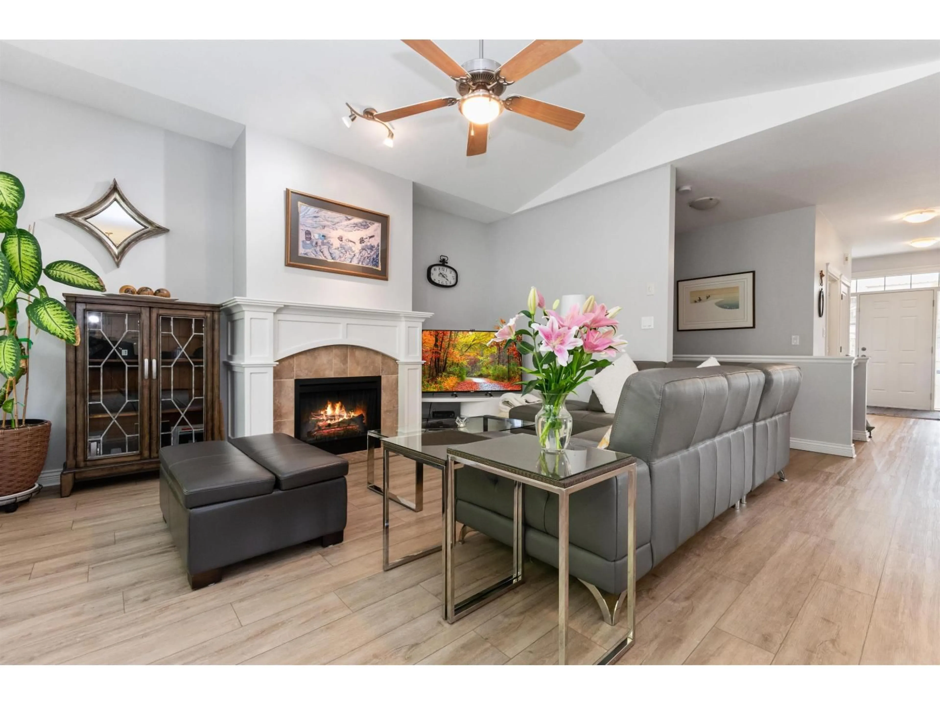 Living room with furniture, wood/laminate floor for 6024 HUNTER CREEK CRESCENT, Chilliwack British Columbia V2R0B7