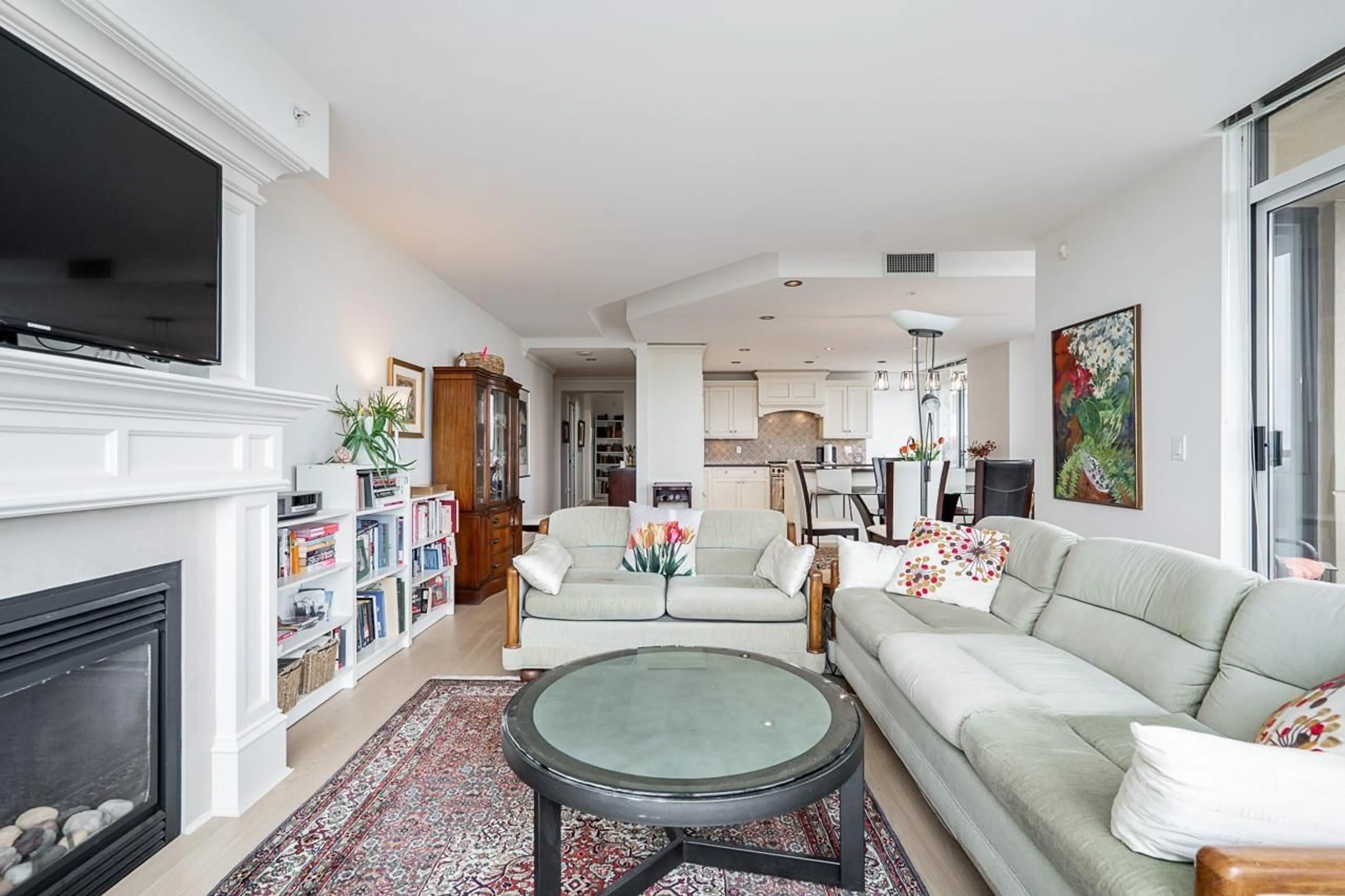 Living room with furniture, unknown for 603 - 15445 VINE AVENUE, White Rock British Columbia V4B2T3