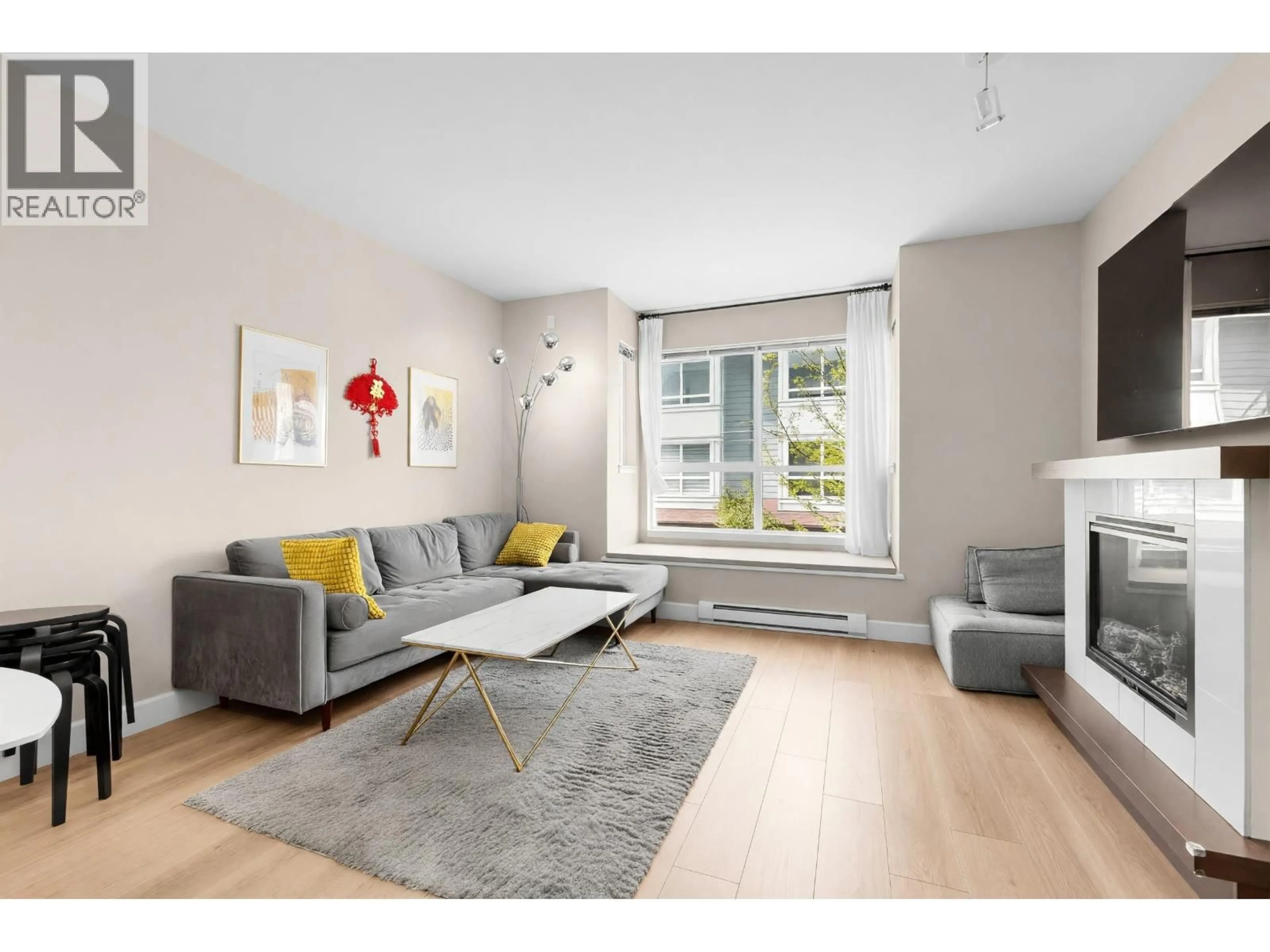 Living room with furniture, wood/laminate floor for 29 - 9551 FERNDALE ROAD, Richmond British Columbia V6Y0A6
