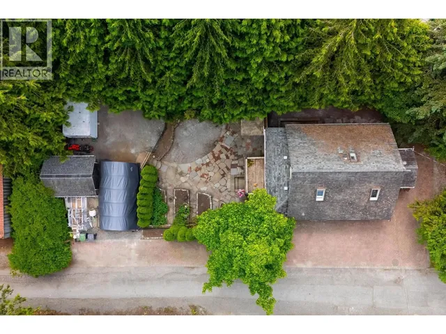 1075 GLADWIN DRIVE, North Vancouver 2
