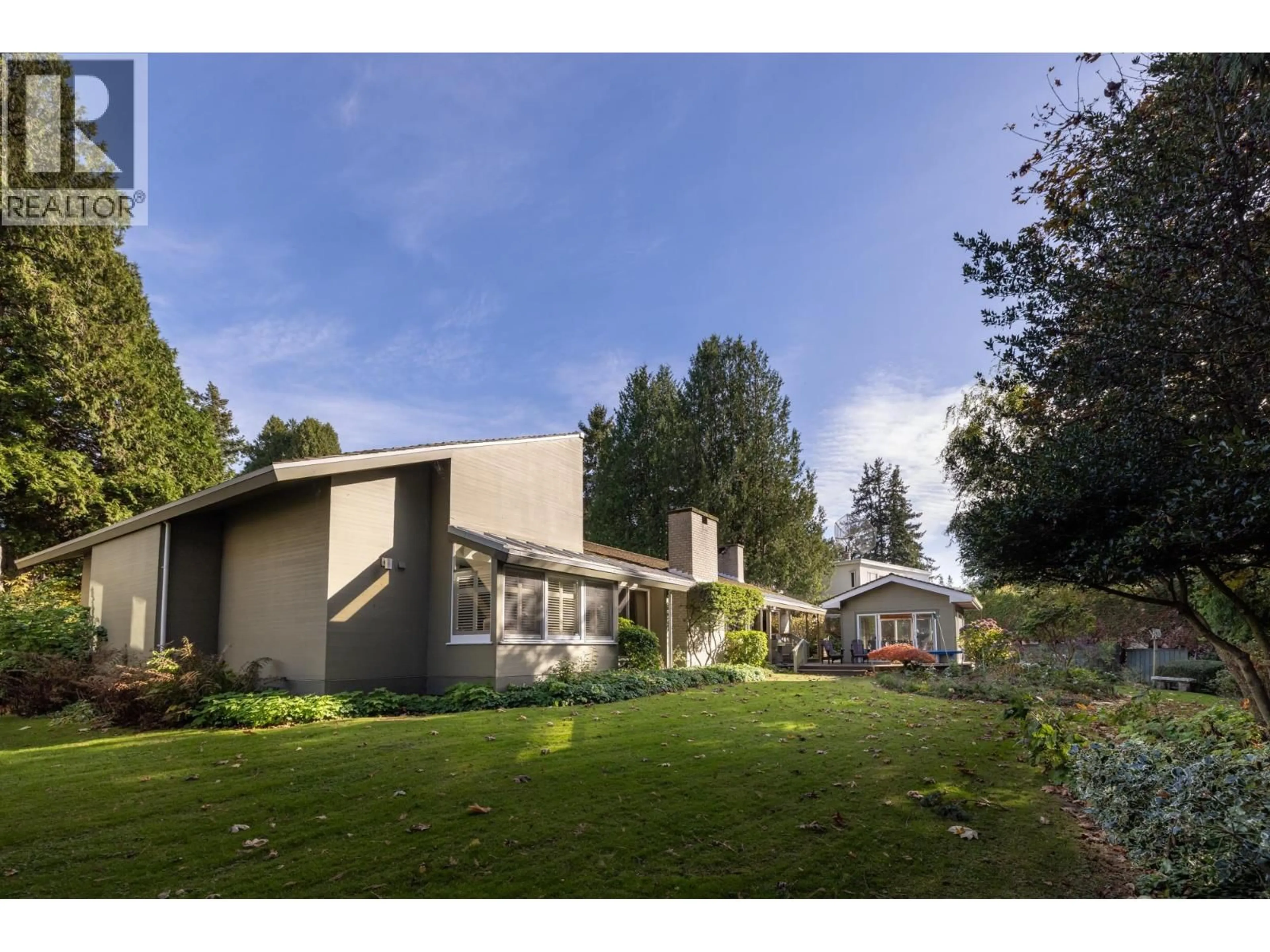 A pic from outside/outdoor area/front of a property/back of a property/a pic from drone, mountain view for 535 ENGLISH BLUFF ROAD, Delta British Columbia V4M2M9