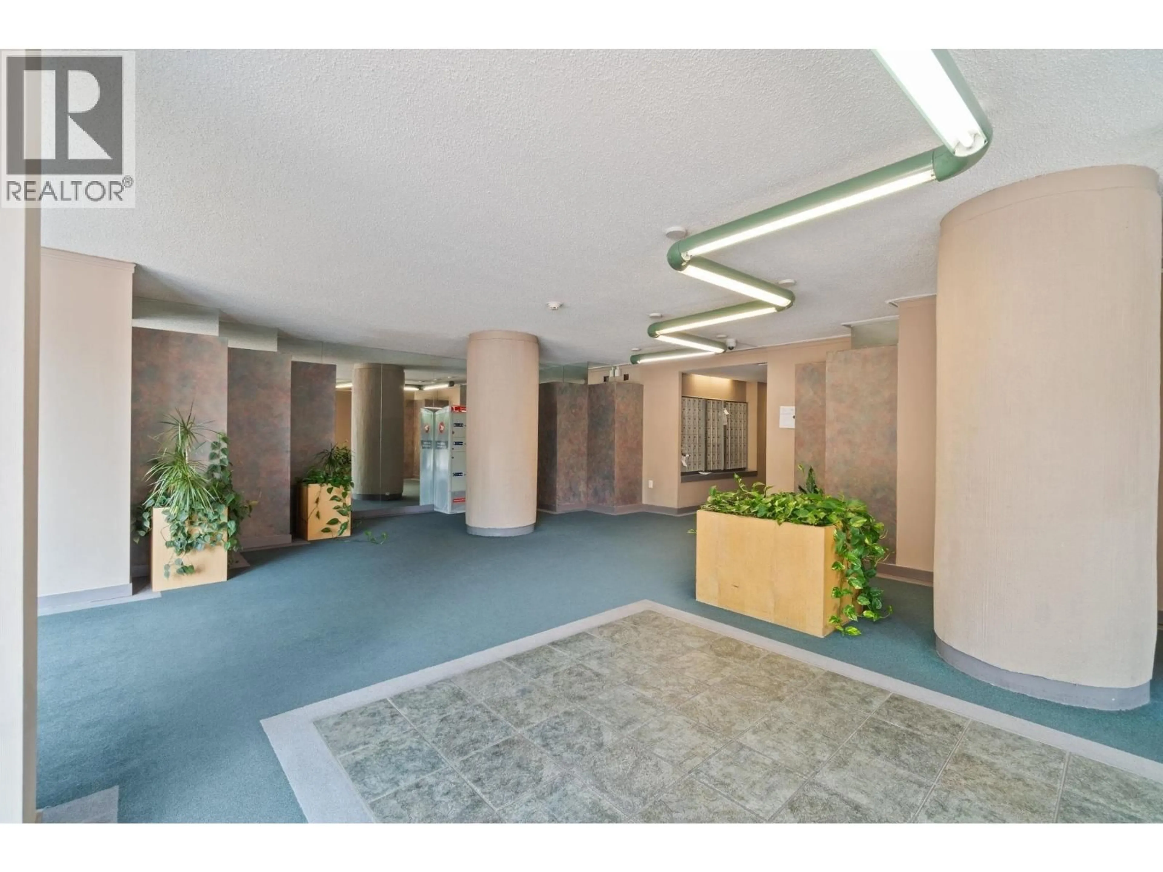 Indoor foyer for 204 - 1026 QUEENS AVENUE, New Westminster British Columbia V3M6B2