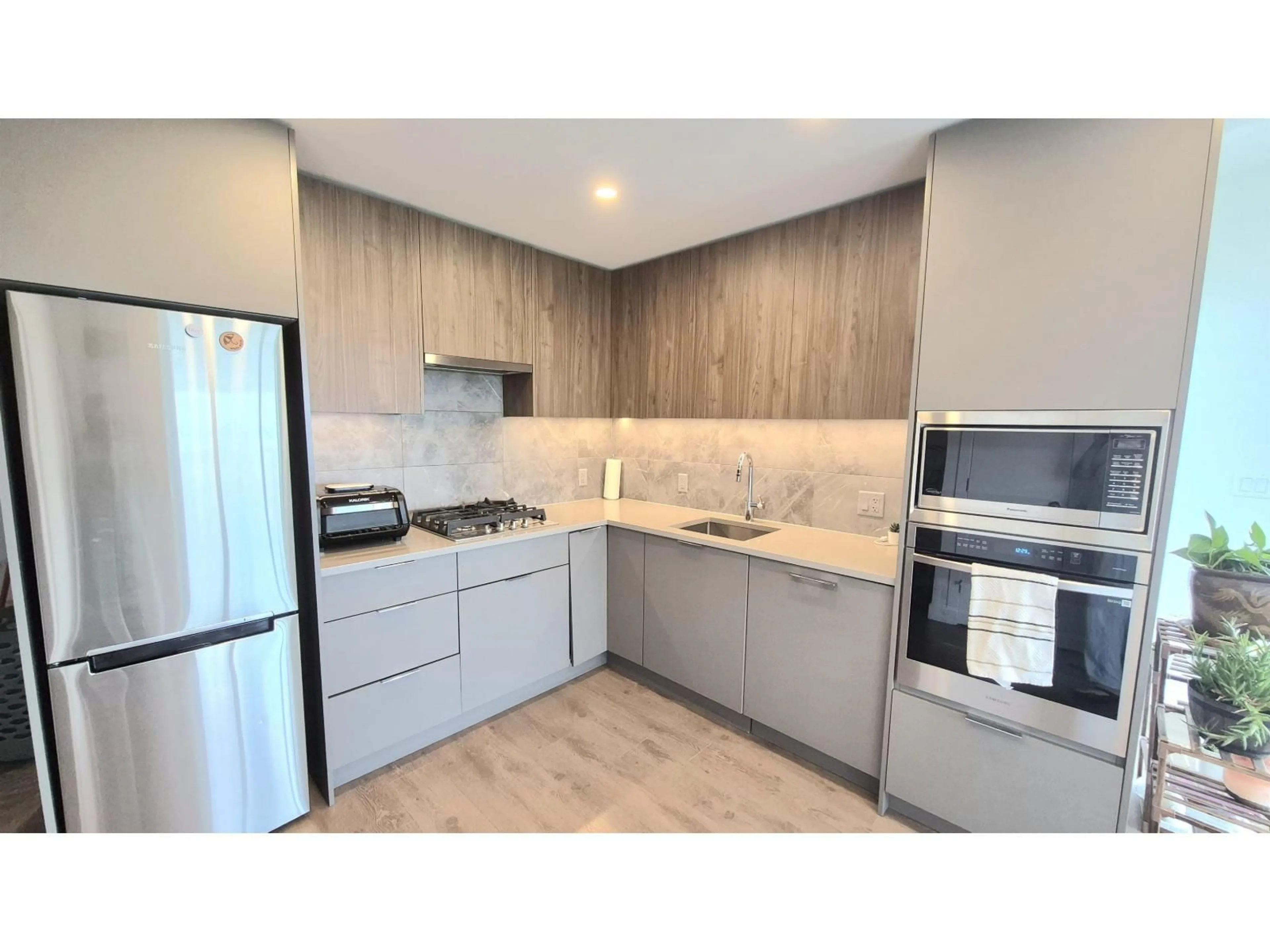 Standard kitchen, unknown for 2207 - 13359 OLD YALE ROAD, Surrey British Columbia V3T0S4