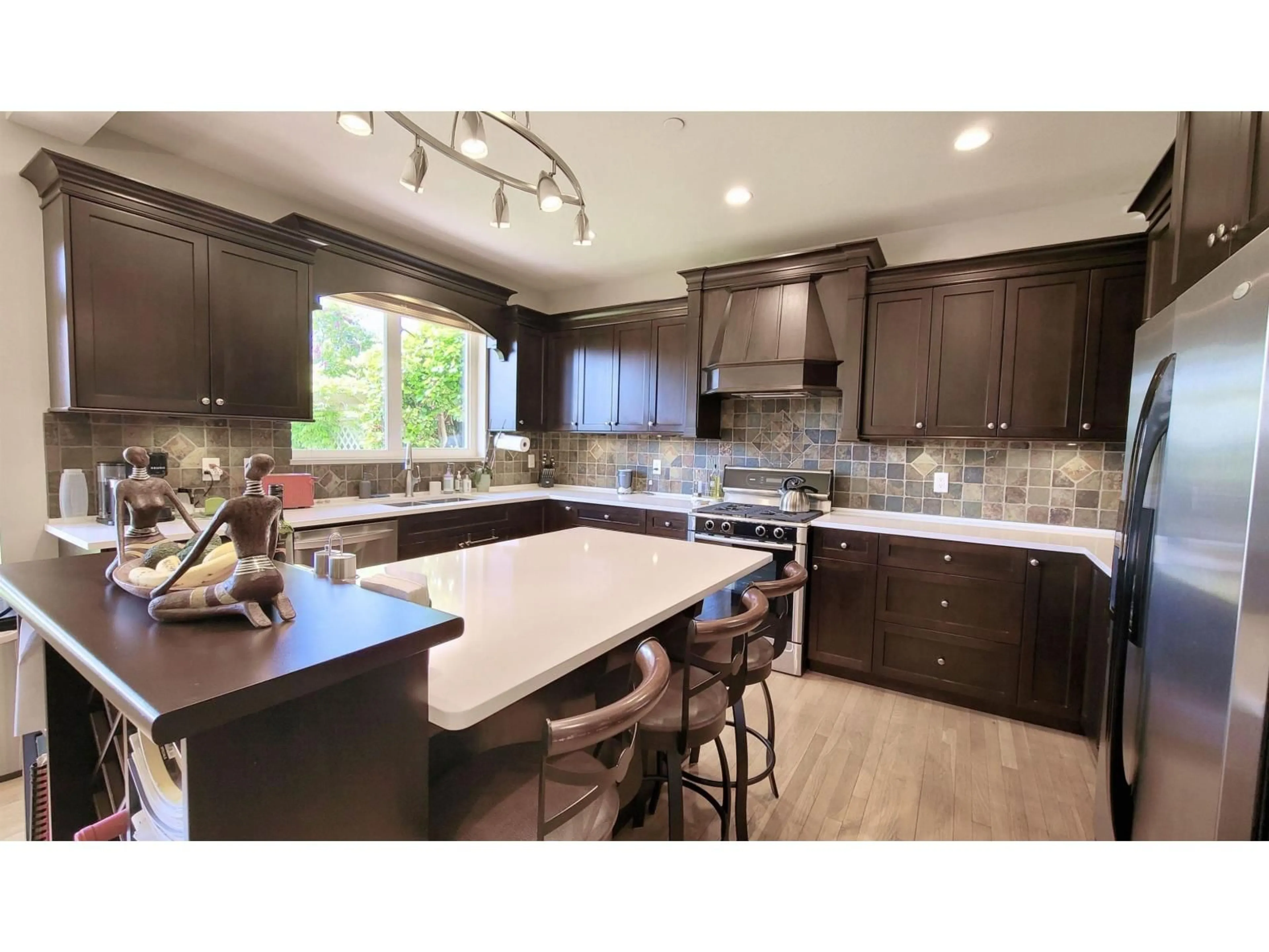 Contemporary kitchen, unknown for 15974 BUENA VISTA AVENUE, White Rock British Columbia V4B2A5