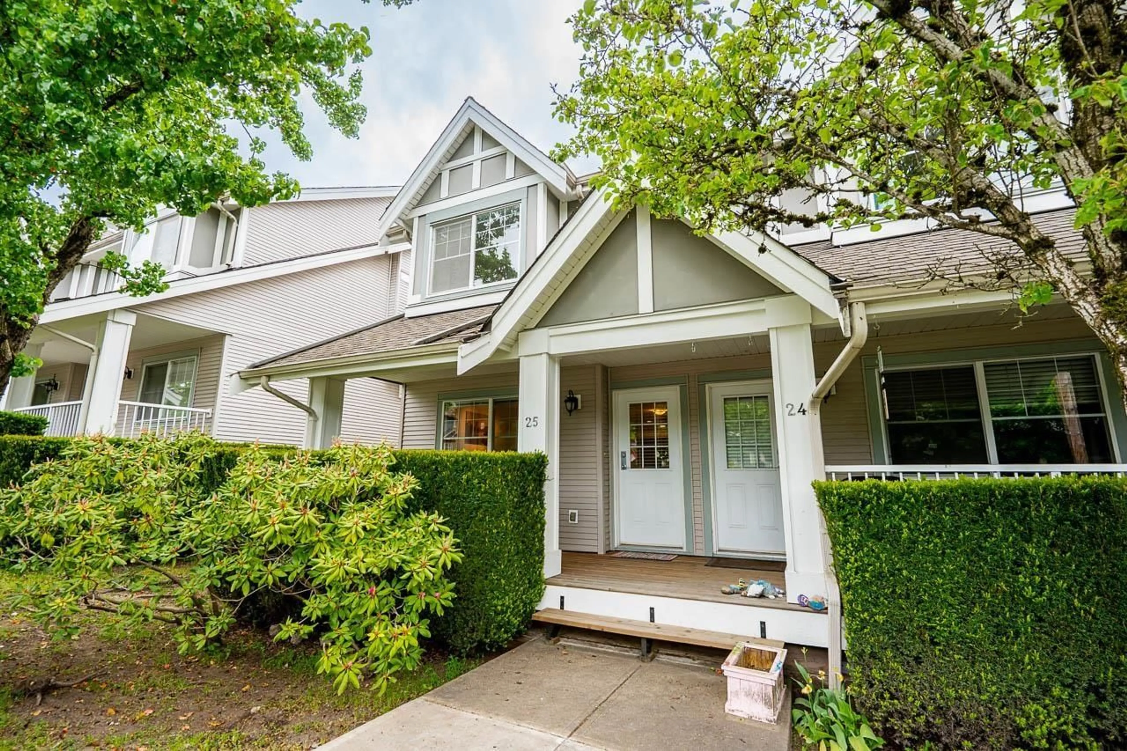 Home with vinyl exterior material, street for 25 - 6555 192A STREET, Surrey British Columbia V4N0A2