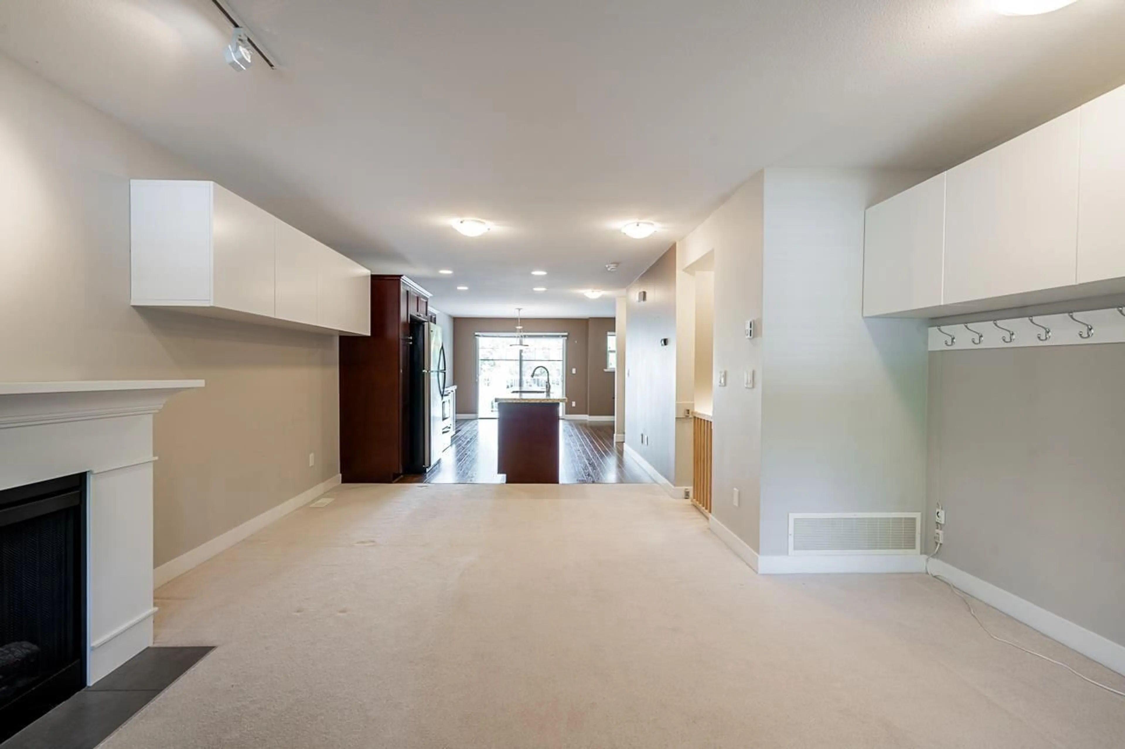 Indoor foyer for 25 - 6555 192A STREET, Surrey British Columbia V4N0A2