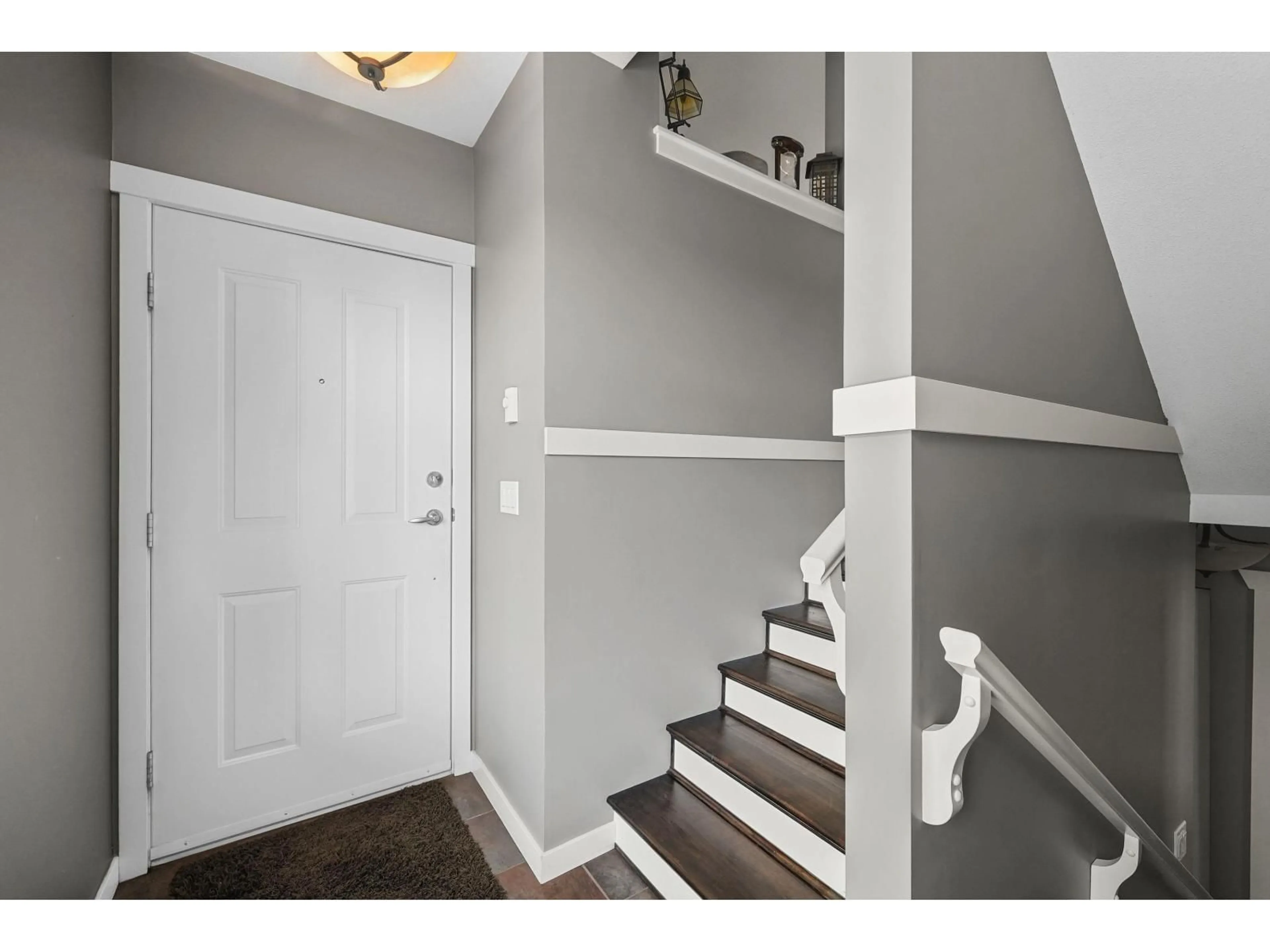 Indoor entryway for 29 - 20120 68 AVENUE, Langley British Columbia V2Y3E9