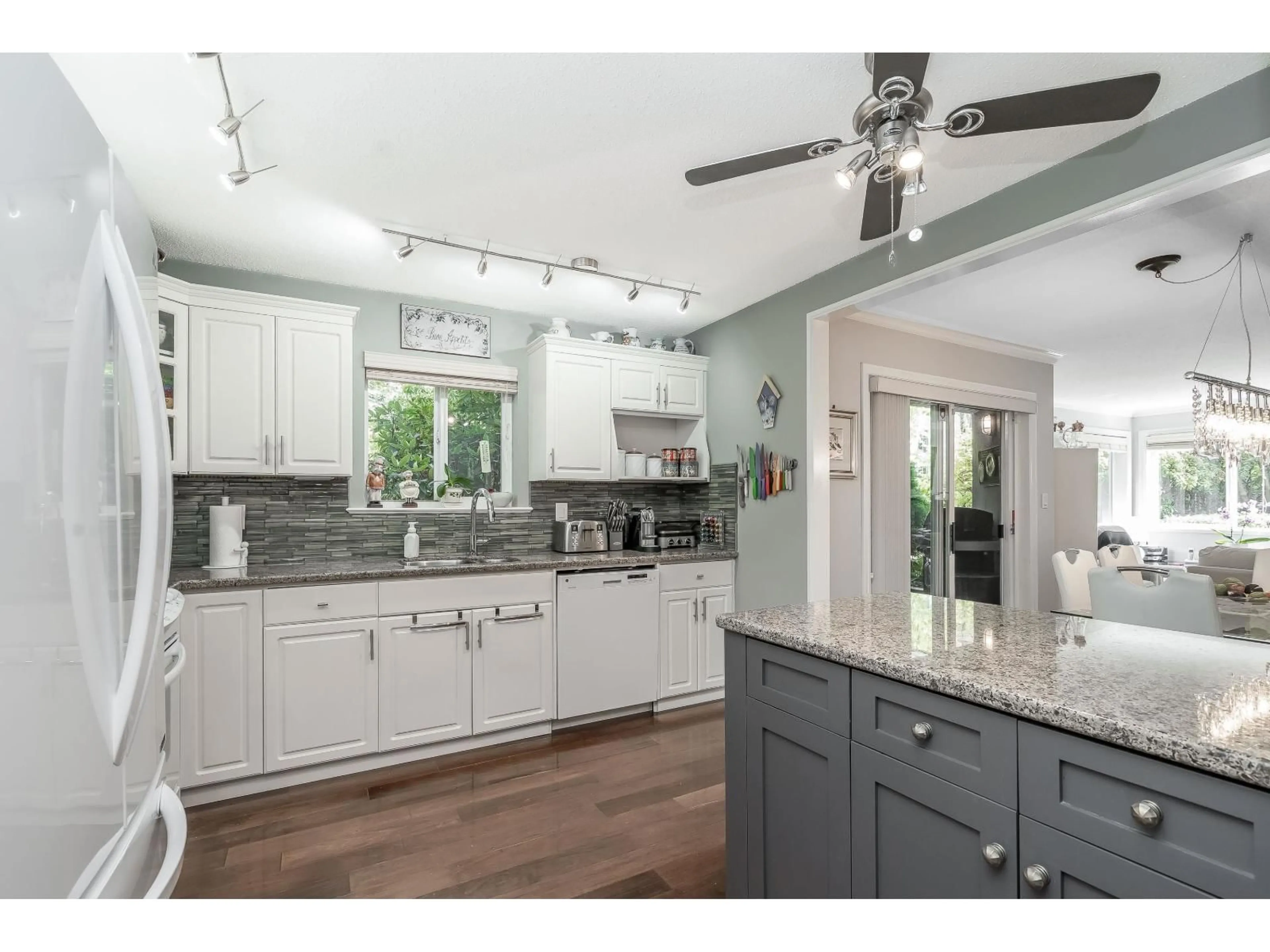 Open concept kitchen, unknown for 106 - 15342 20 AVENUE, Surrey British Columbia V4A2A3