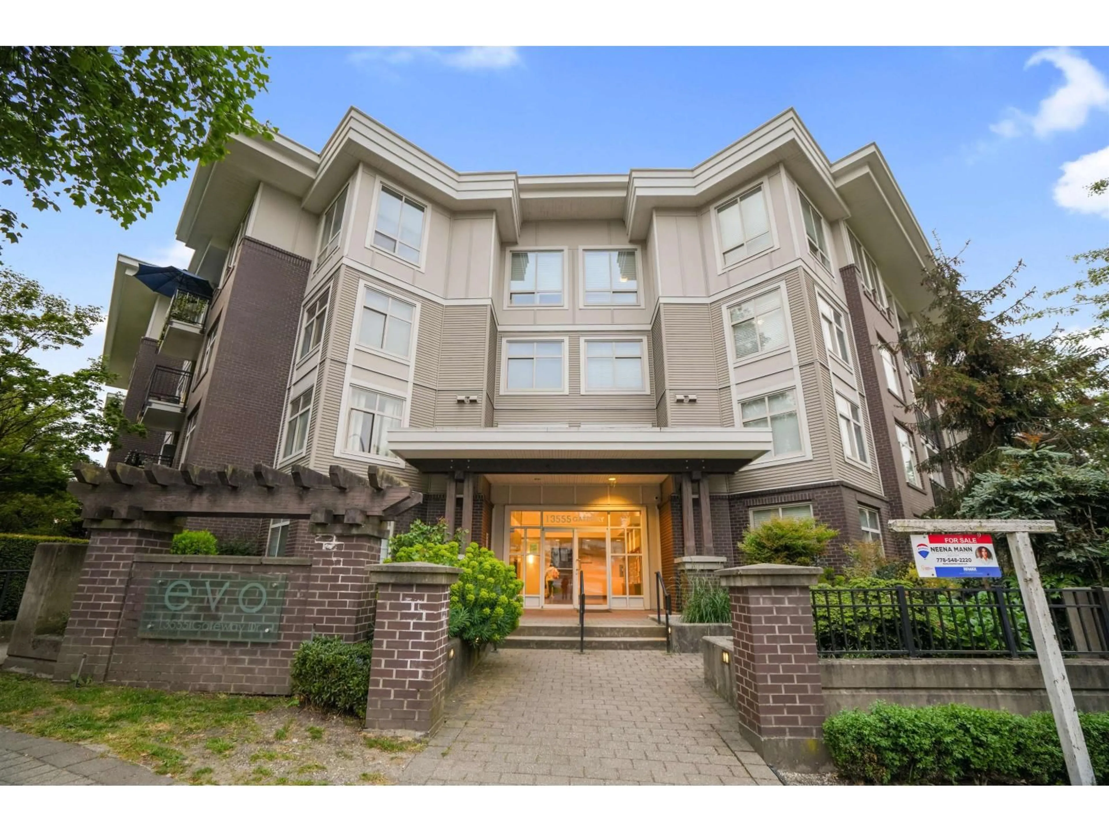 Indoor foyer for 211 - 13555 GATEWAY DRIVE, Surrey British Columbia V3T0B5