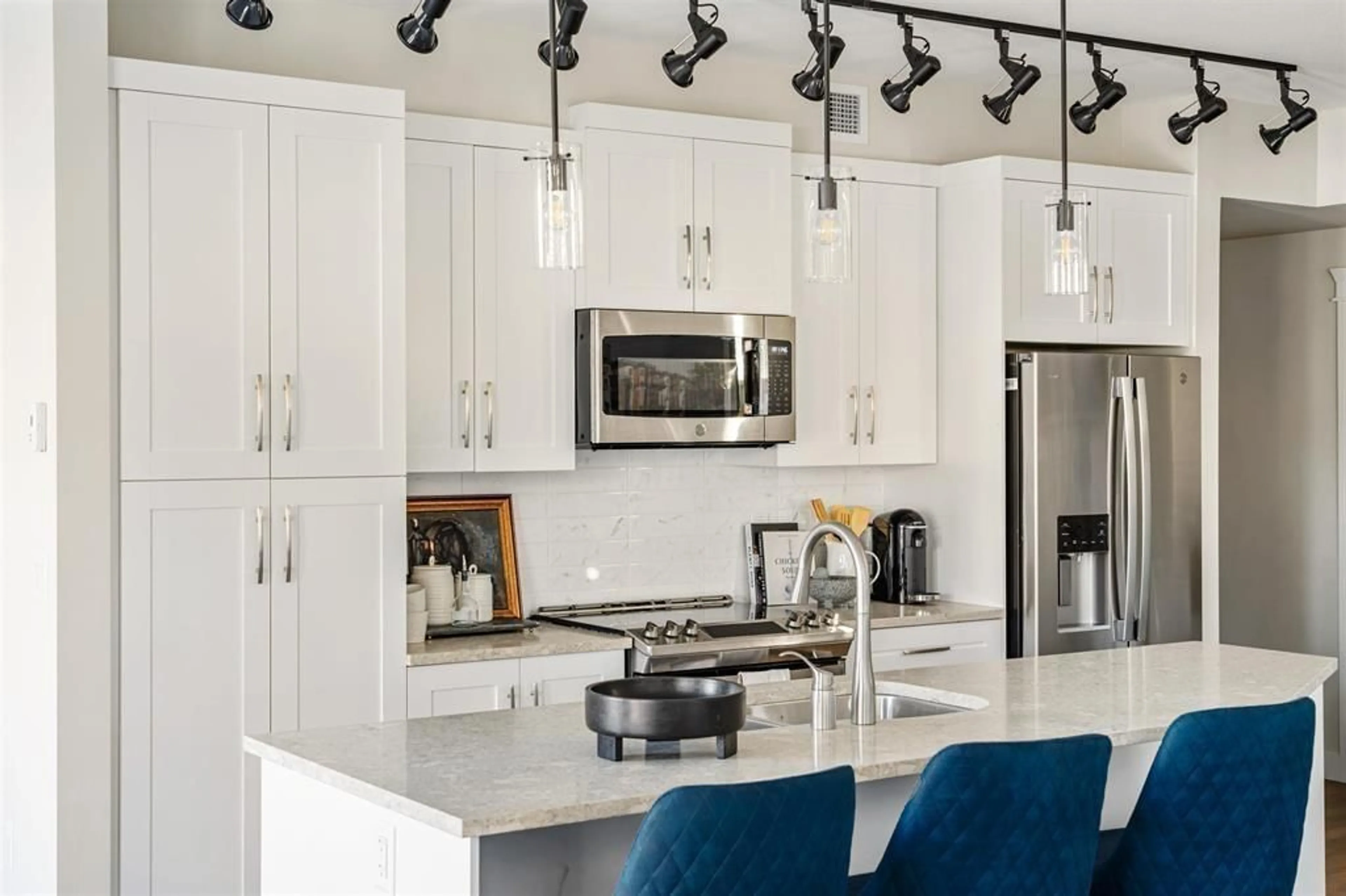 Contemporary kitchen, unknown for 608 - 11063 RAVINE ROAD, Surrey British Columbia V0V0V0