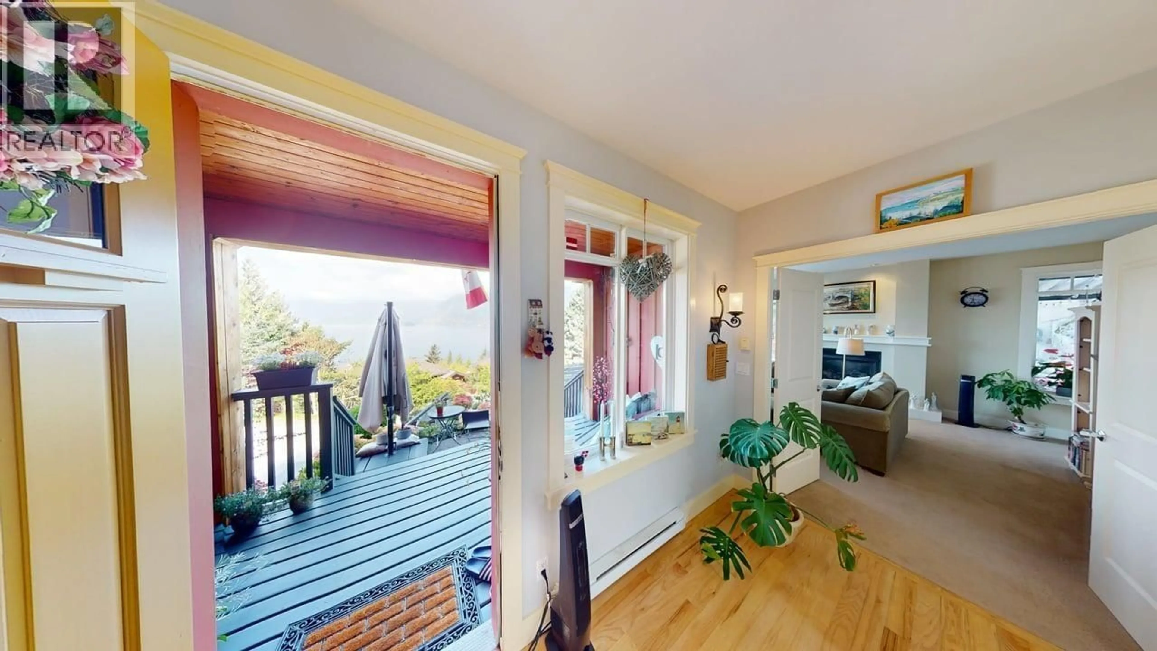 Indoor foyer for 139 FURRY CREEK DRIVE, Furry Creek British Columbia V0N3Z2
