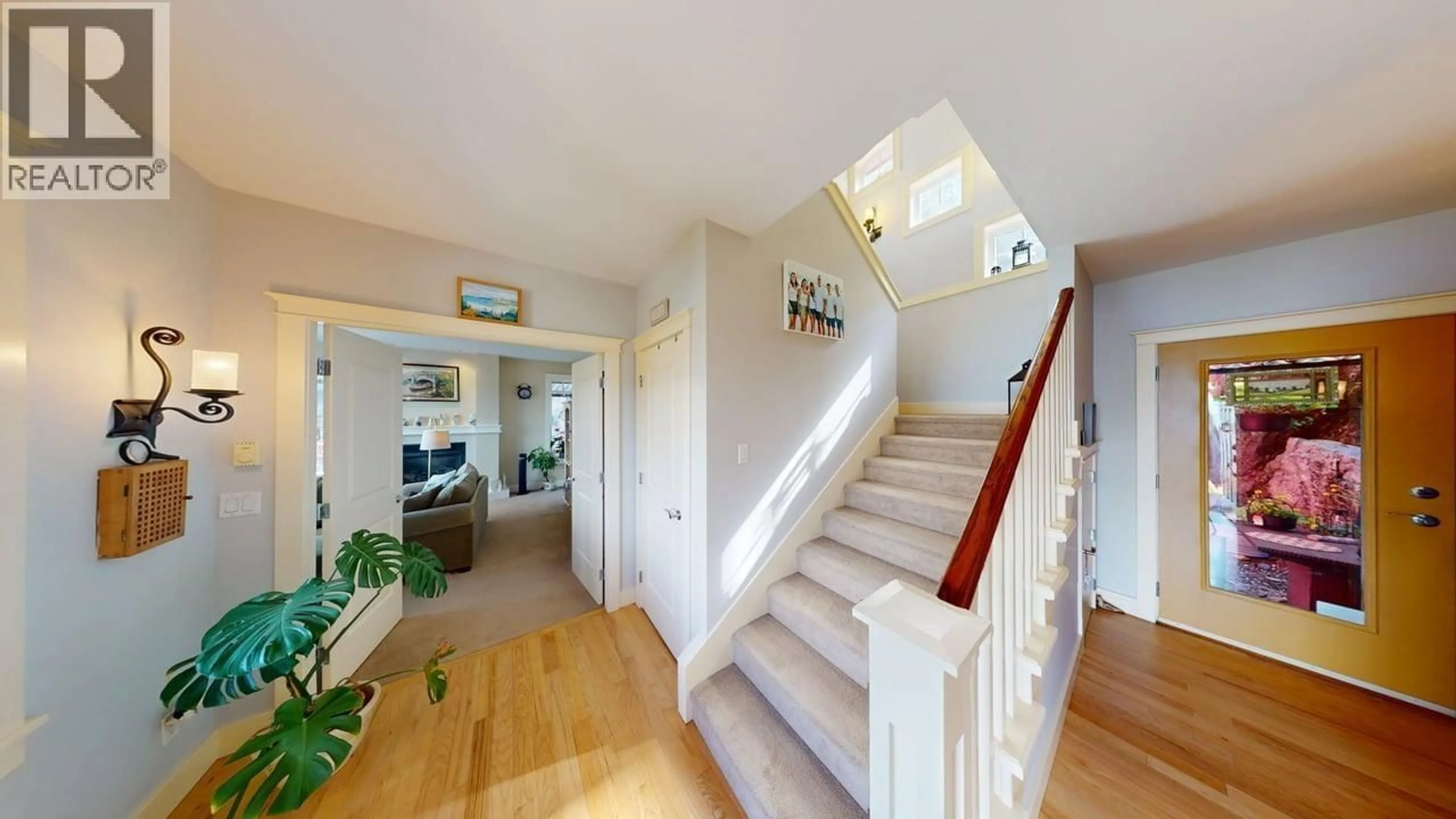 Indoor foyer for 139 FURRY CREEK DRIVE, Furry Creek British Columbia V0N3Z2