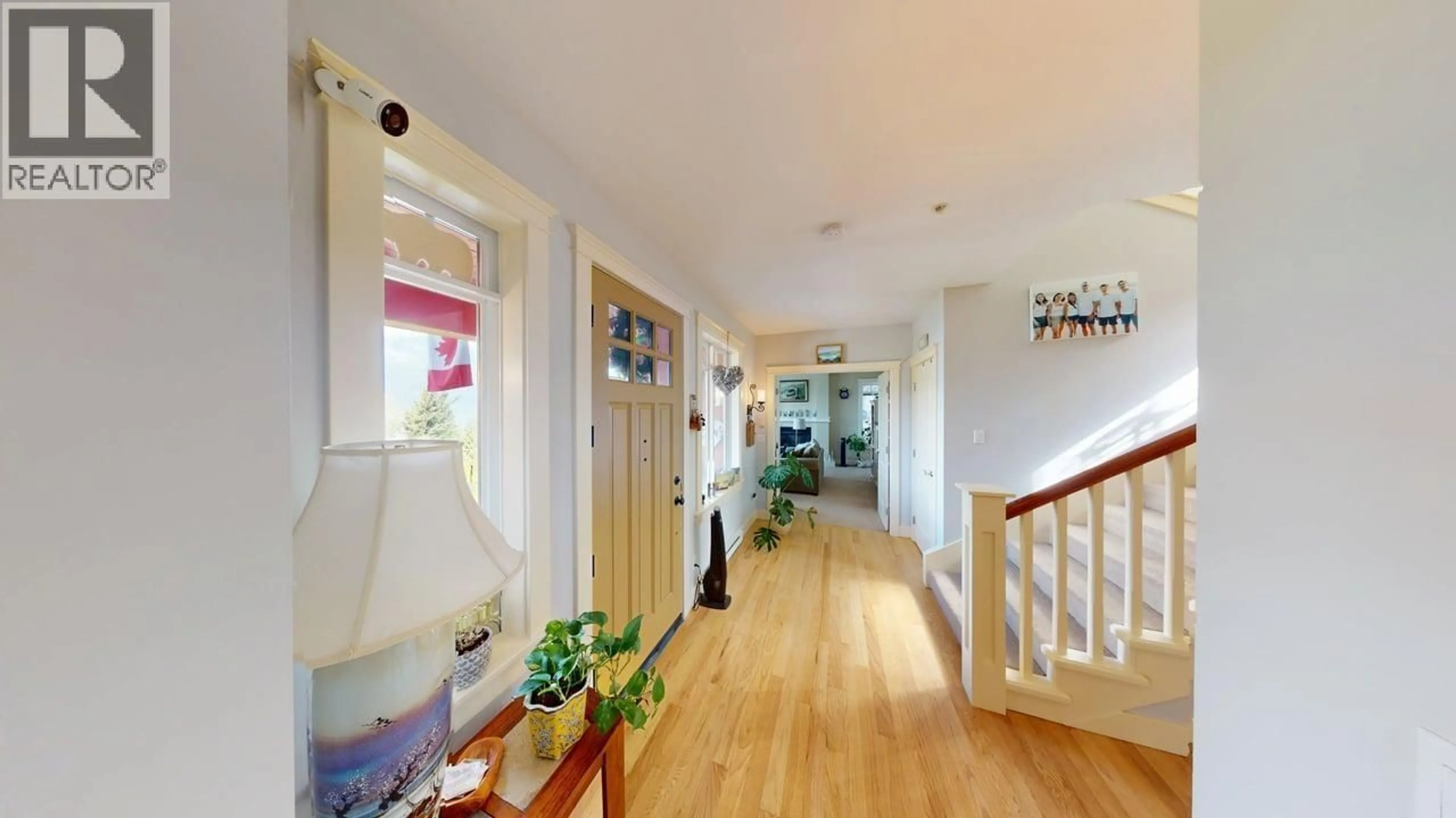 Indoor foyer for 139 FURRY CREEK DRIVE, Furry Creek British Columbia V0N3Z2