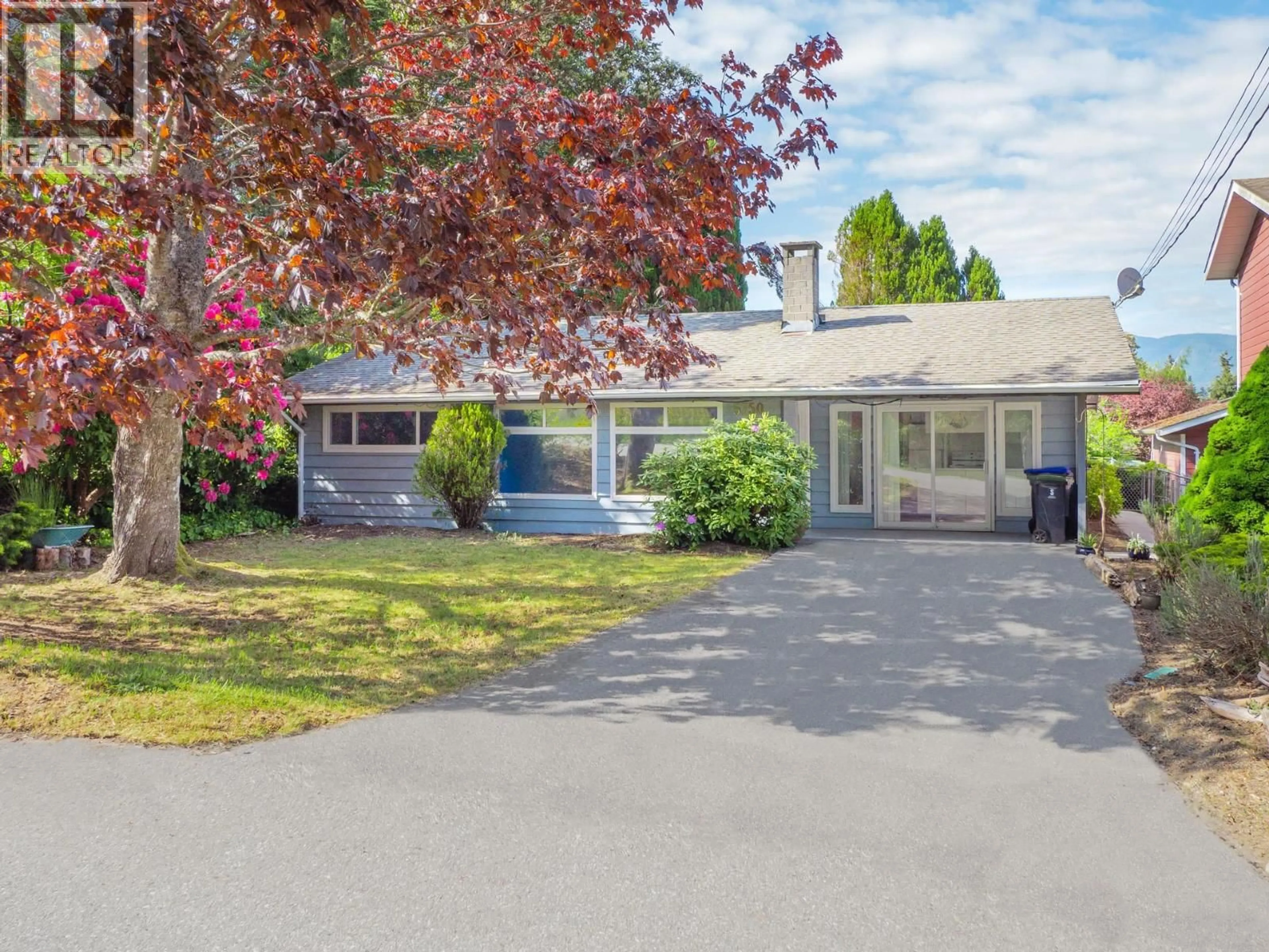 A pic from outside/outdoor area/front of a property/back of a property/a pic from drone, street for 5750 SPINDRIFT STREET, Sechelt British Columbia V0N3A0