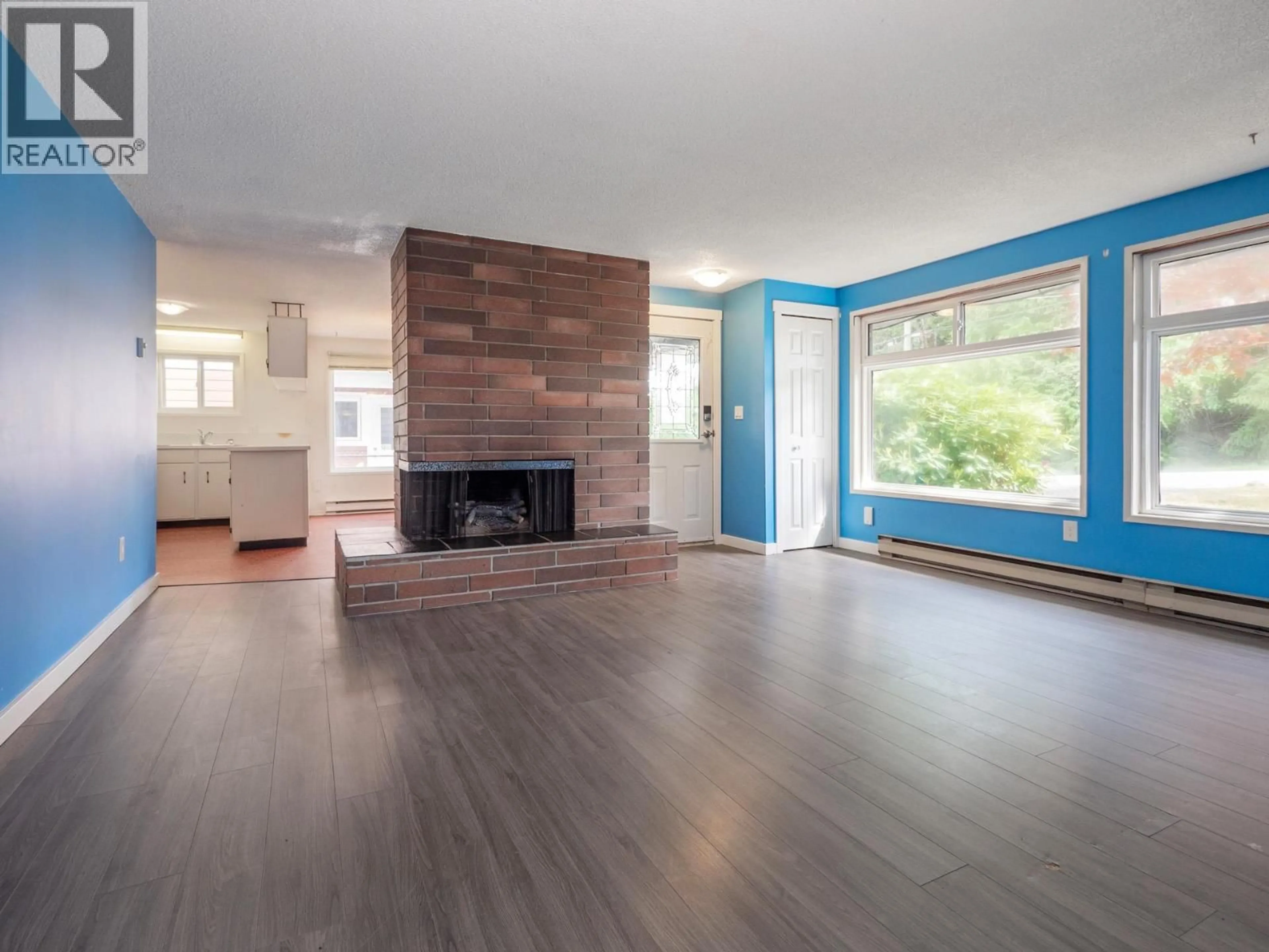 Living room with furniture, wood/laminate floor for 5750 SPINDRIFT STREET, Sechelt British Columbia V0N3A0