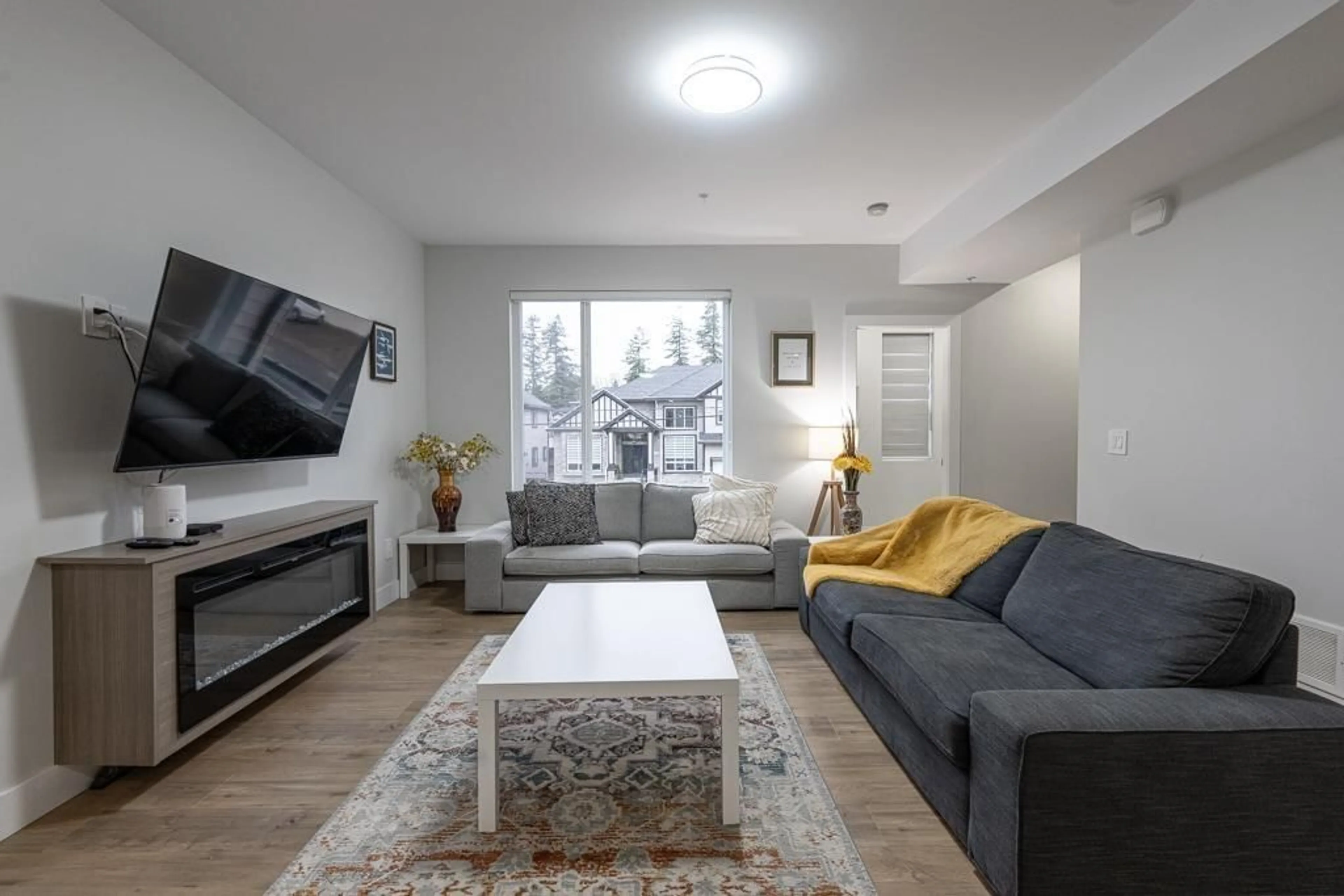 Living room with furniture, unknown for 2576 JANZEN STREET, Abbotsford British Columbia V3G0G8
