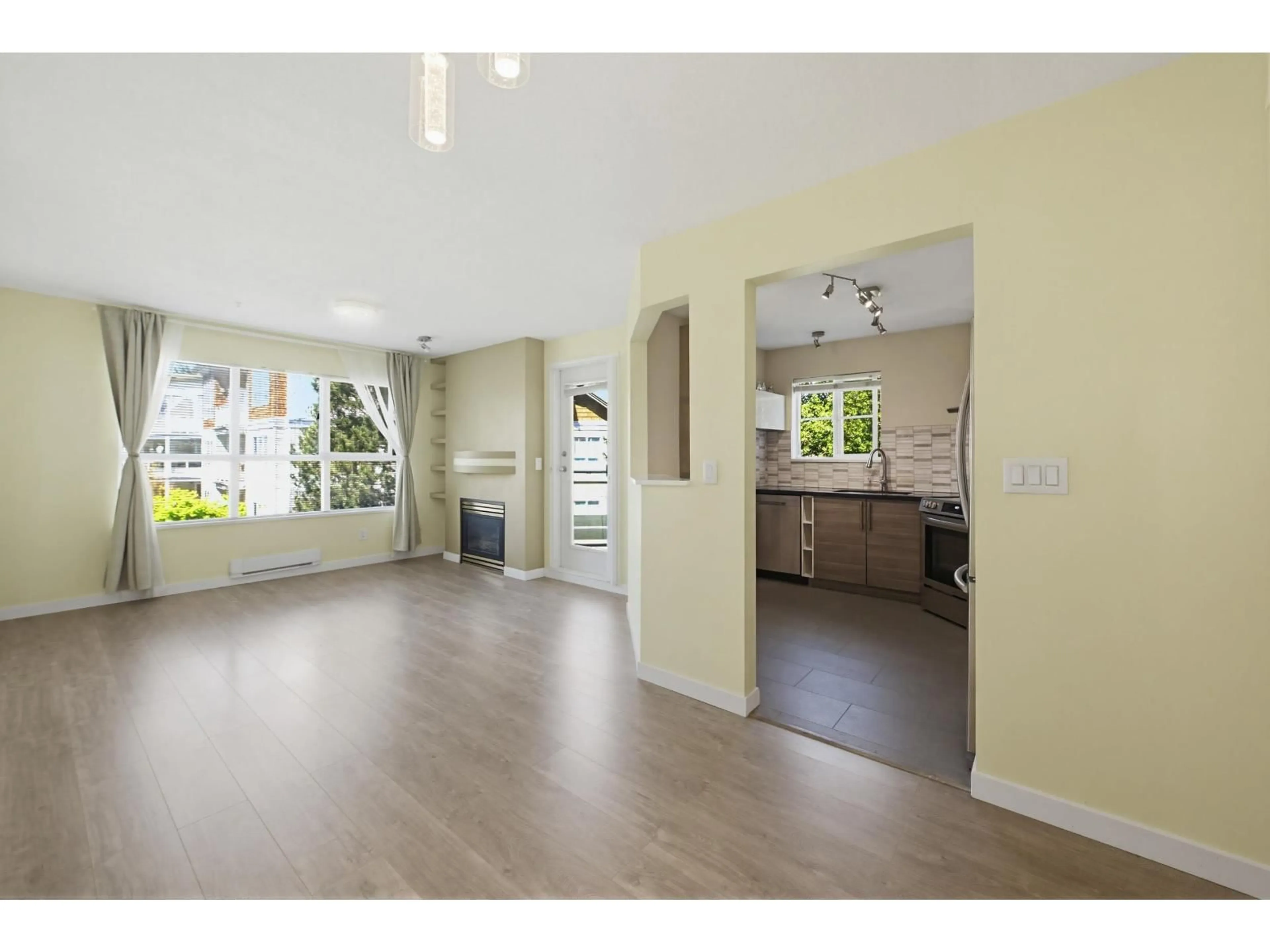 Unknown for 303 - 10186 155 STREET, Surrey British Columbia V3R0R6