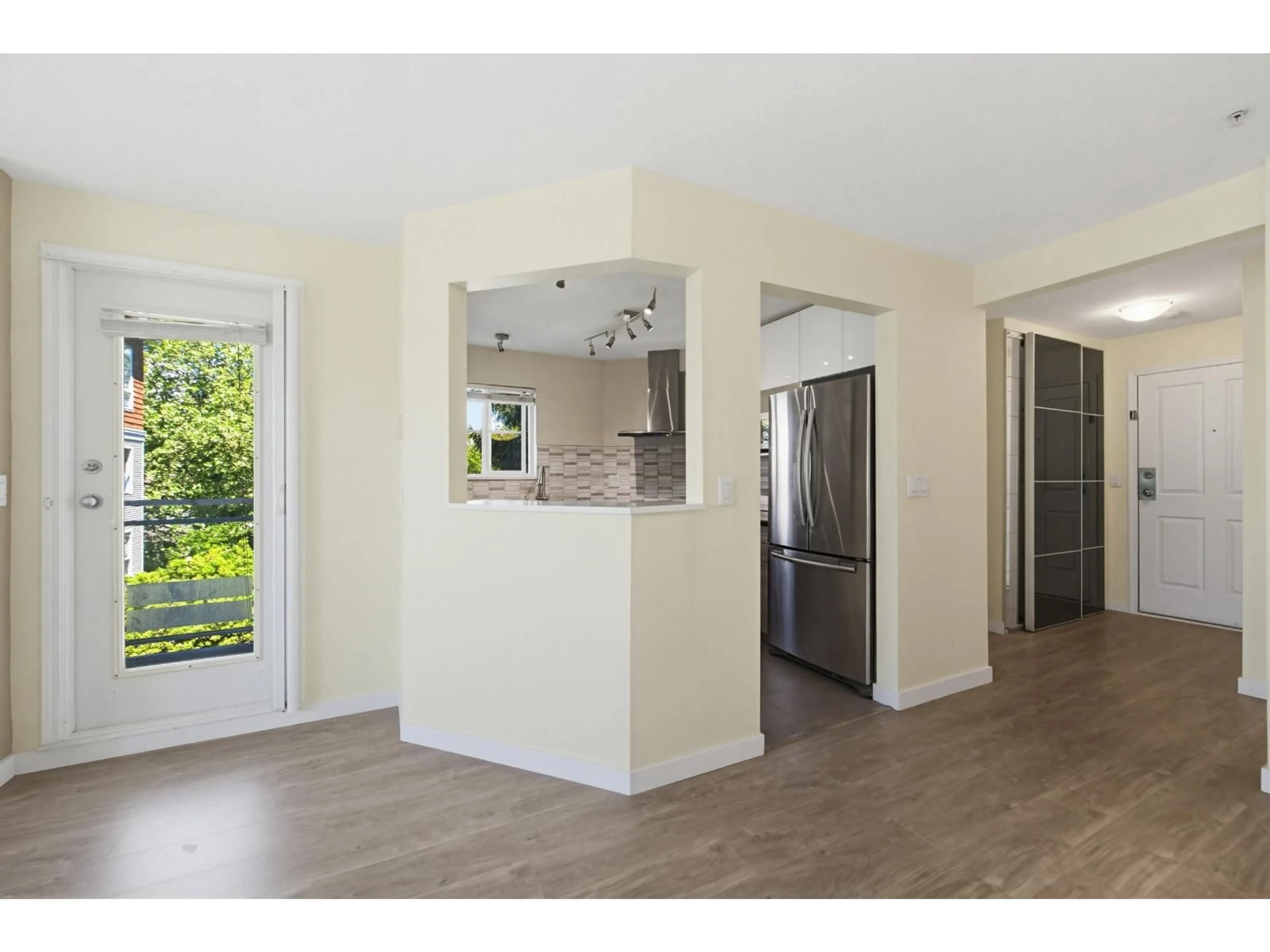 Open concept kitchen, wood/laminate floor for 303 - 10186 155 STREET, Surrey British Columbia V3R0R6