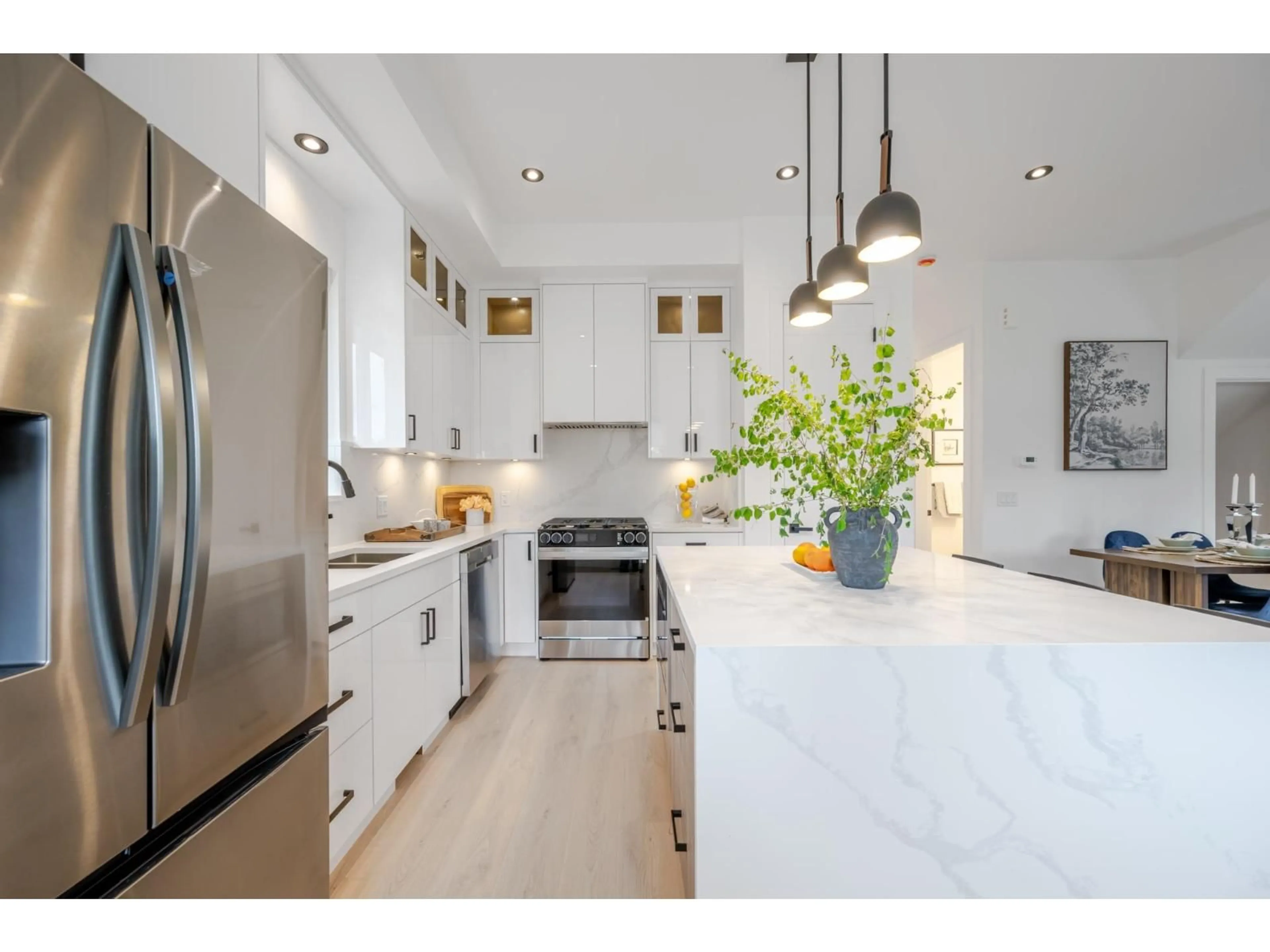 Contemporary kitchen, ceramic/tile floor for 33715 ROCKLAND AVENUE, Abbotsford British Columbia V2S1T7