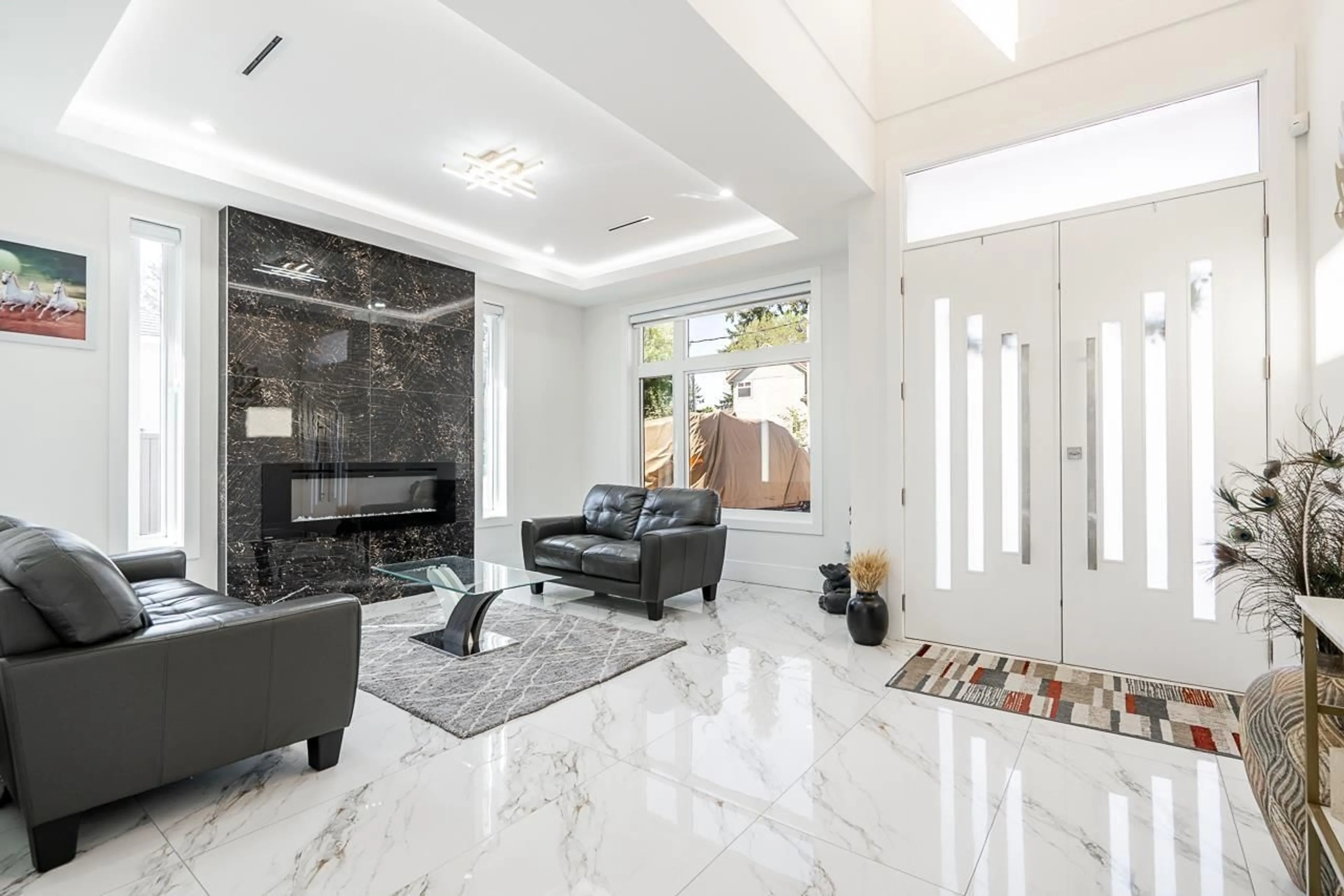 Indoor foyer for 13548 58A AVENUE, Surrey British Columbia V3X1K8