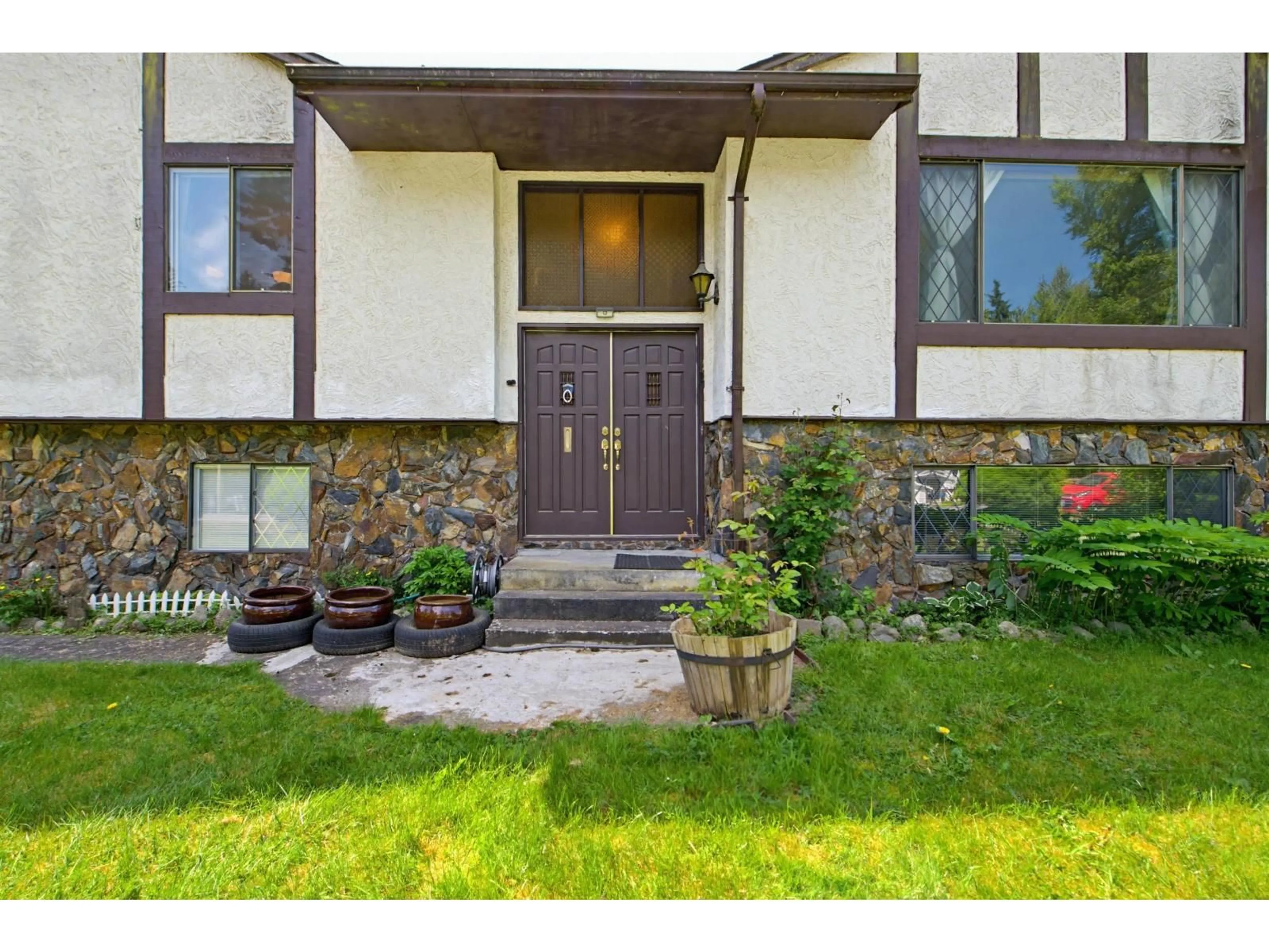 Indoor entryway for 15524 105A AVENUE, Surrey British Columbia V3R1S6