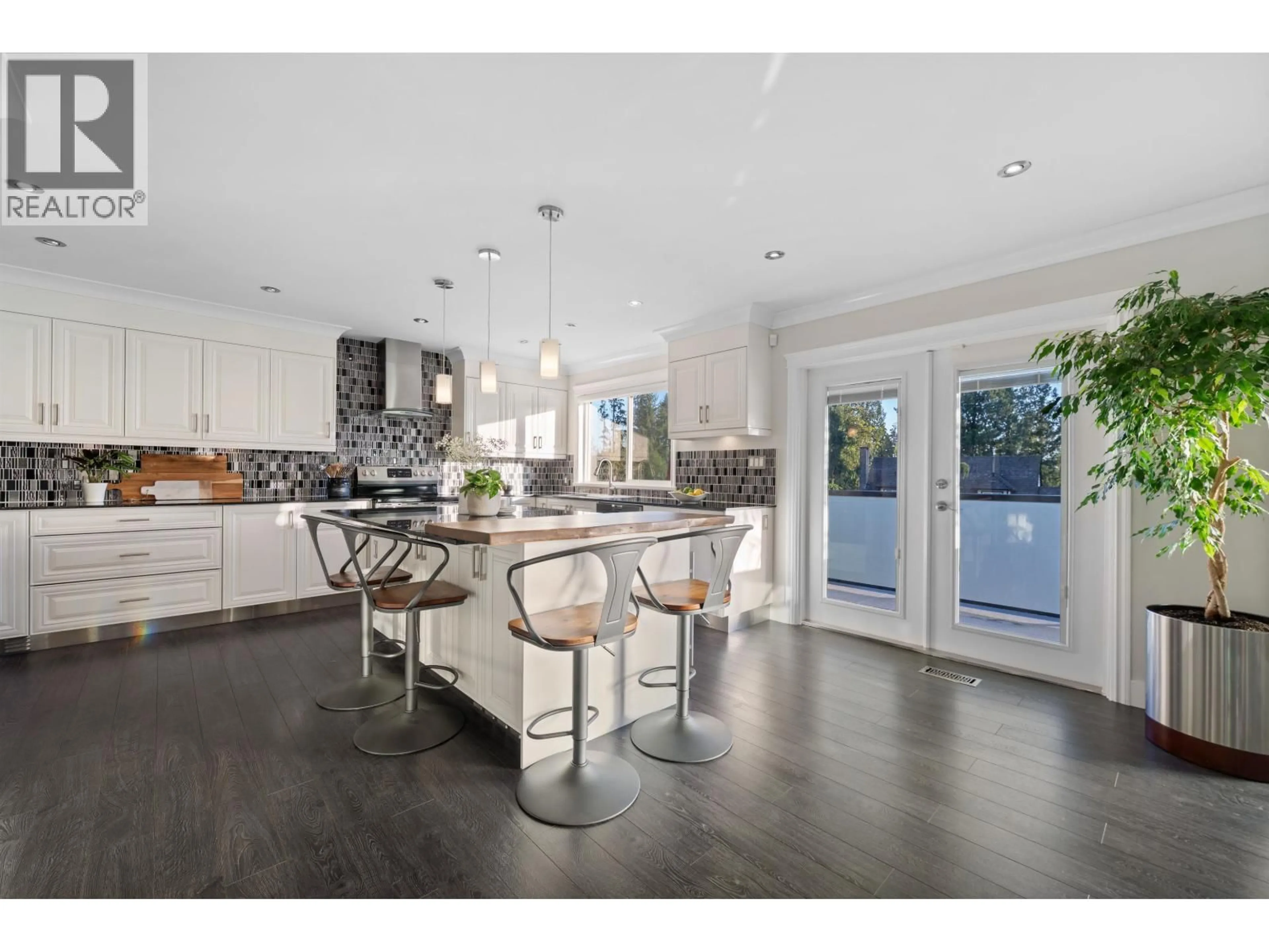 Open concept kitchen, ceramic/tile floor for 906 STRATHAVEN DRIVE, North Vancouver British Columbia V7H2J9