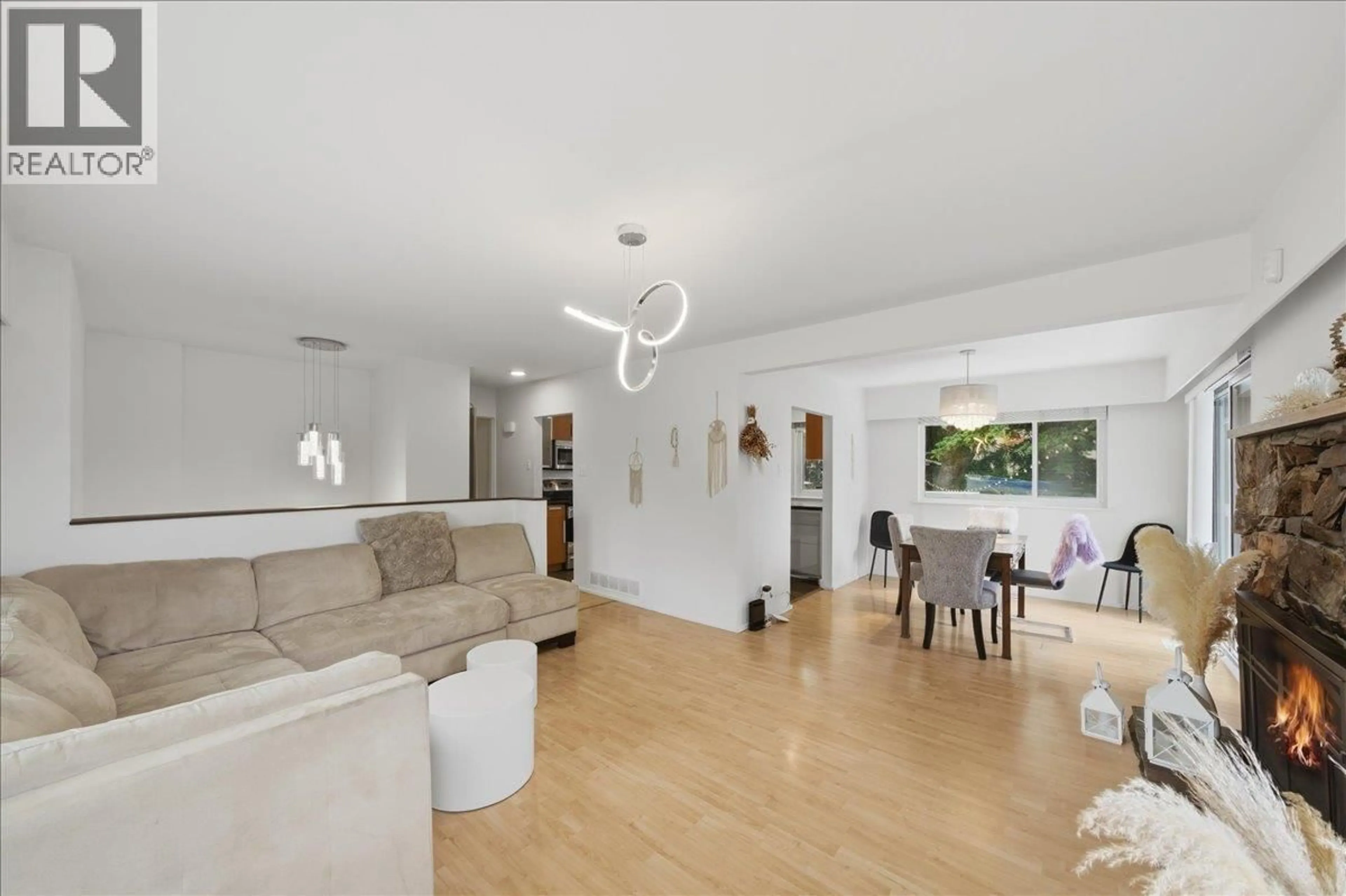 Living room with furniture, unknown for 4158 MT SEYMOUR PARKWAY, North Vancouver British Columbia V7G1C5