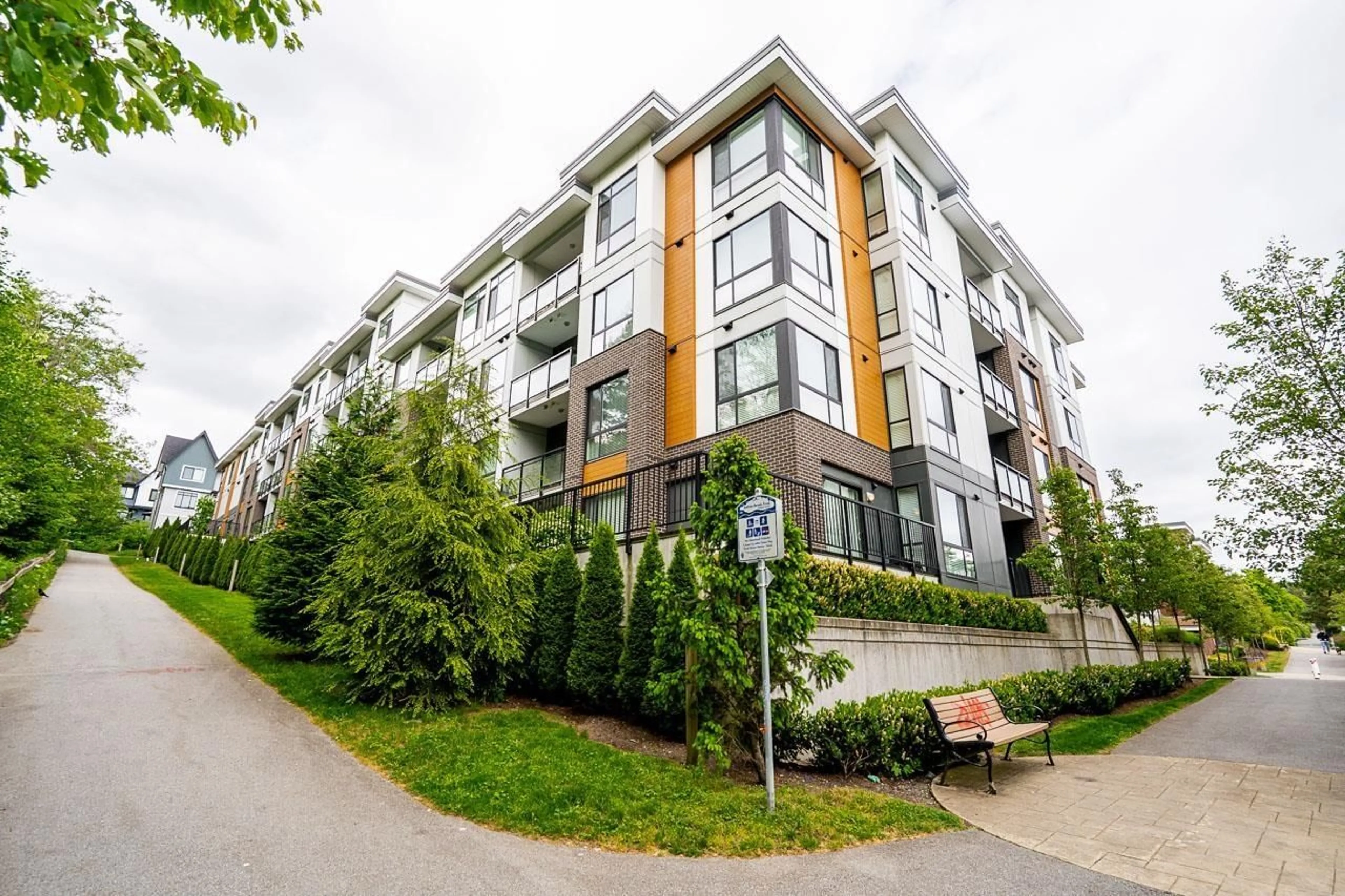 Patio, building for B004 - 20087 68 AVENUE, Langley British Columbia V2Y0Y3