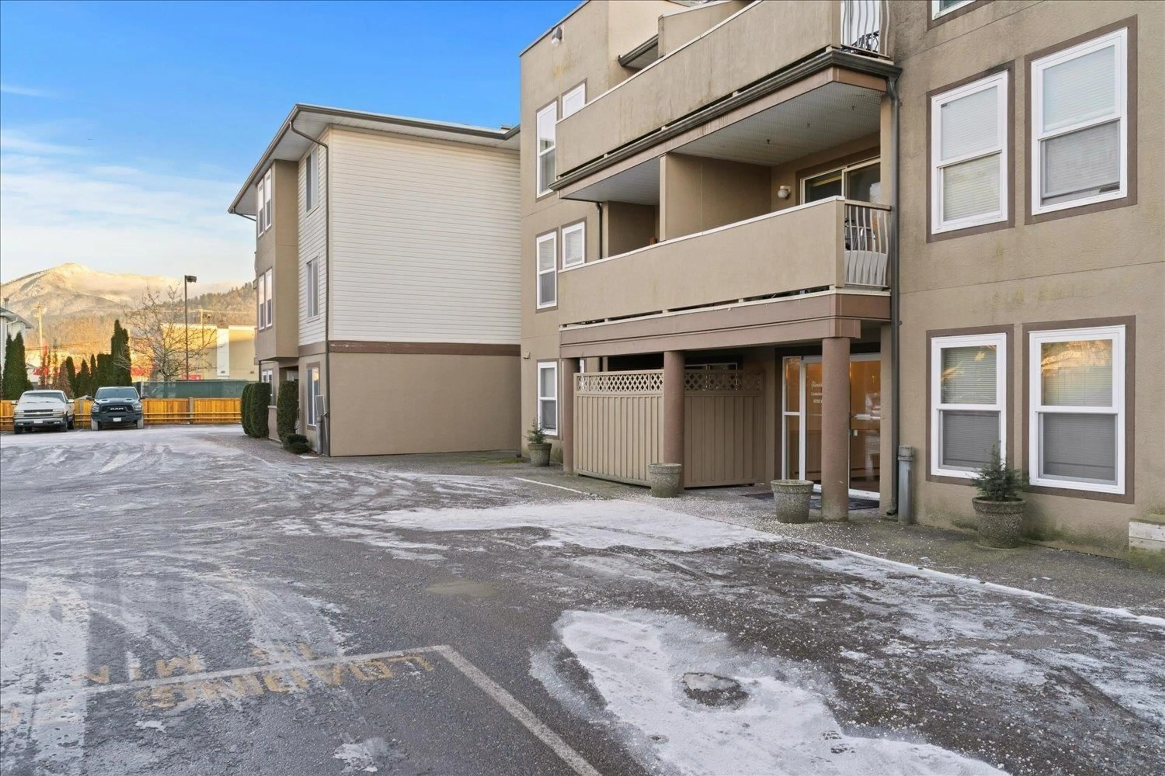 Patio, street for 208 - 45702 WATSON ROAD, Chilliwack British Columbia V2R3E6