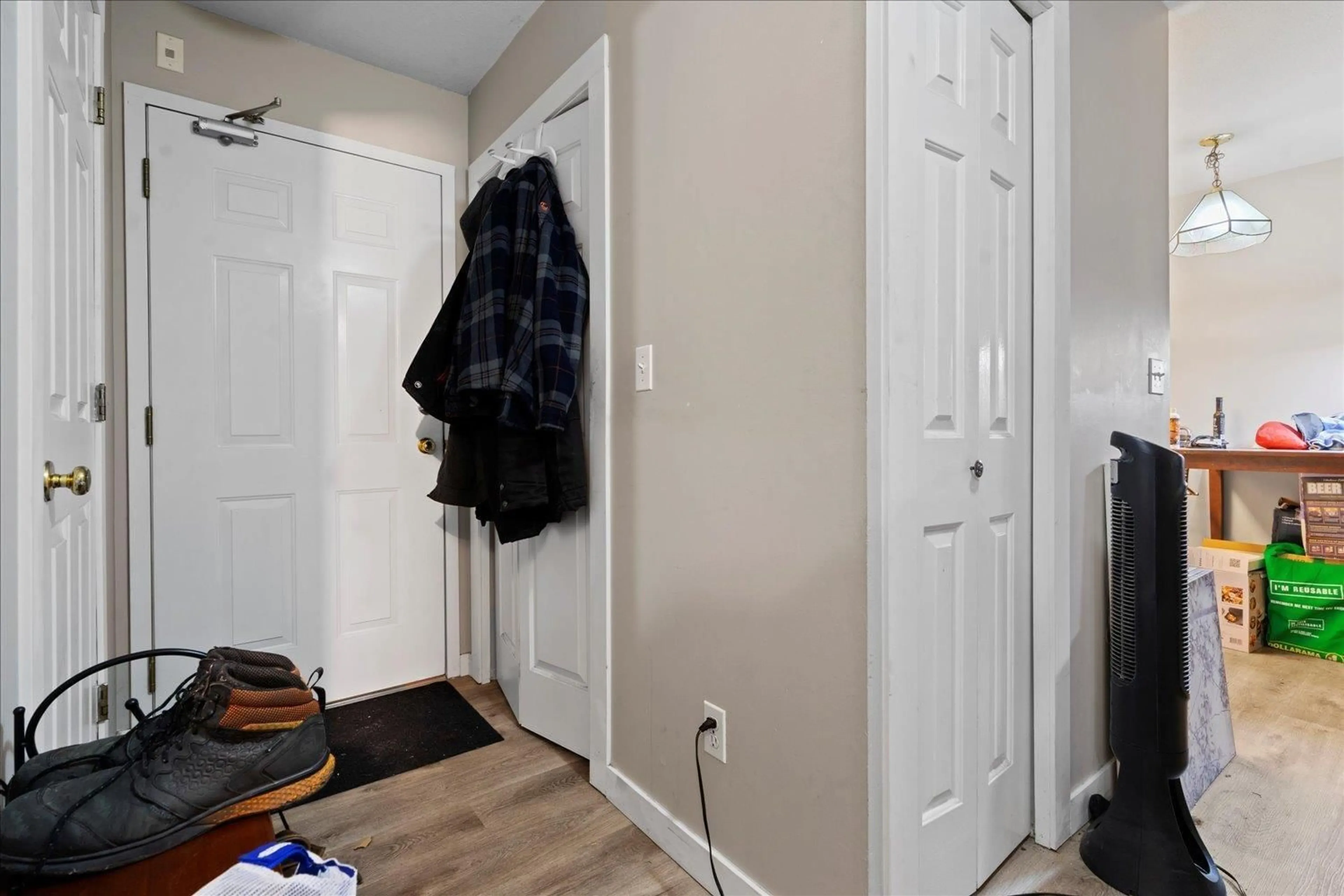 Indoor entryway for 208 - 45702 WATSON ROAD, Chilliwack British Columbia V2R3E6