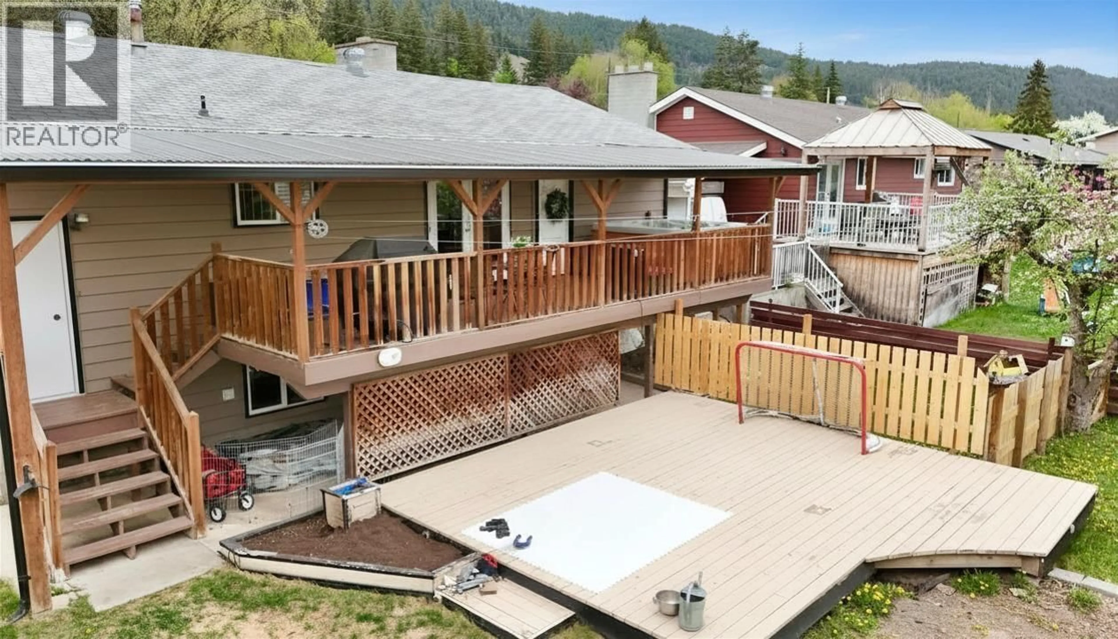 A pic from outside/outdoor area/front of a property/back of a property/a pic from drone, mountain view for 1035 PIGEON AVENUE, Williams Lake British Columbia V2G2B8