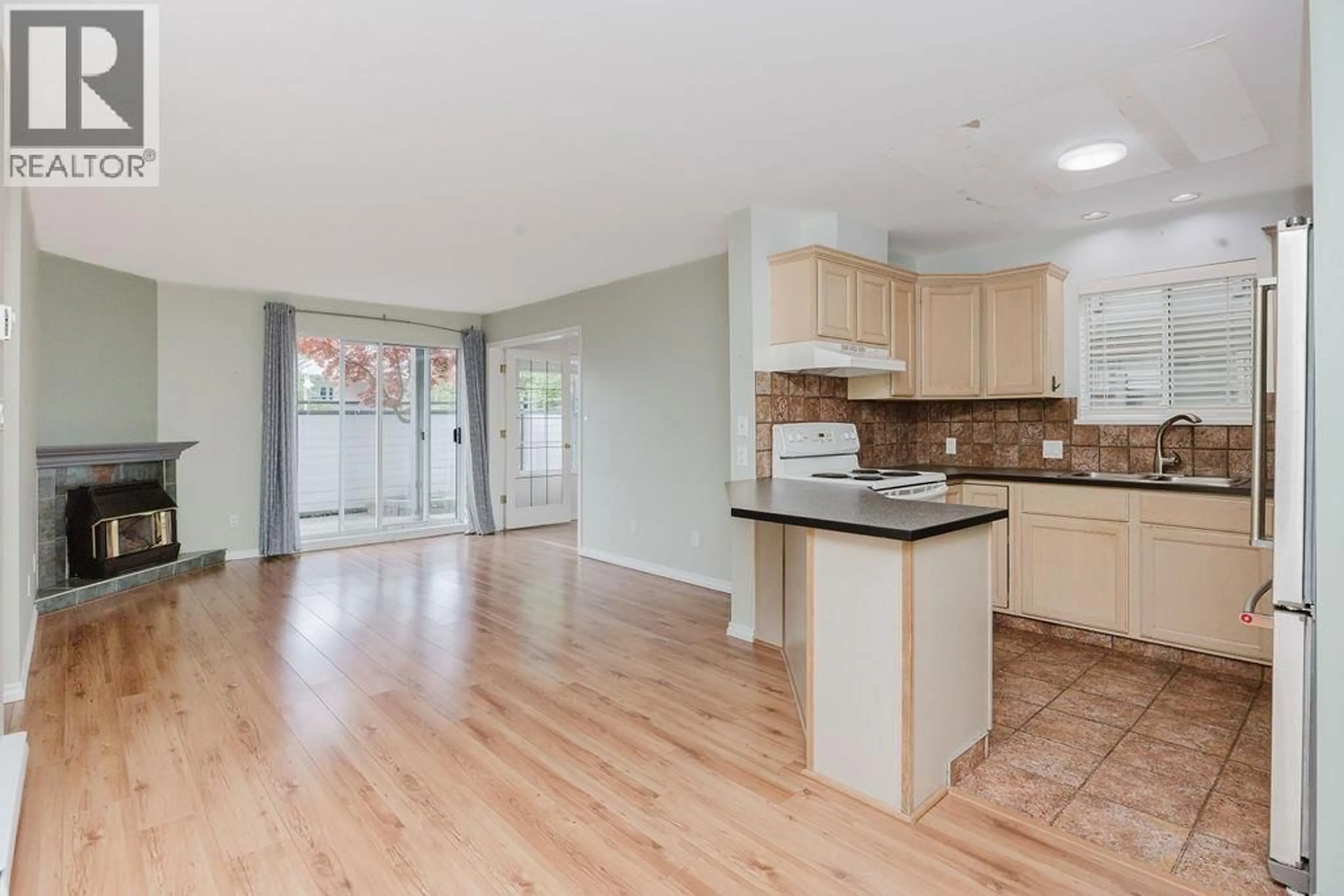 Open concept kitchen, wood/laminate floor for 4 - 689 PARK ROAD, Gibsons British Columbia V0N1V7