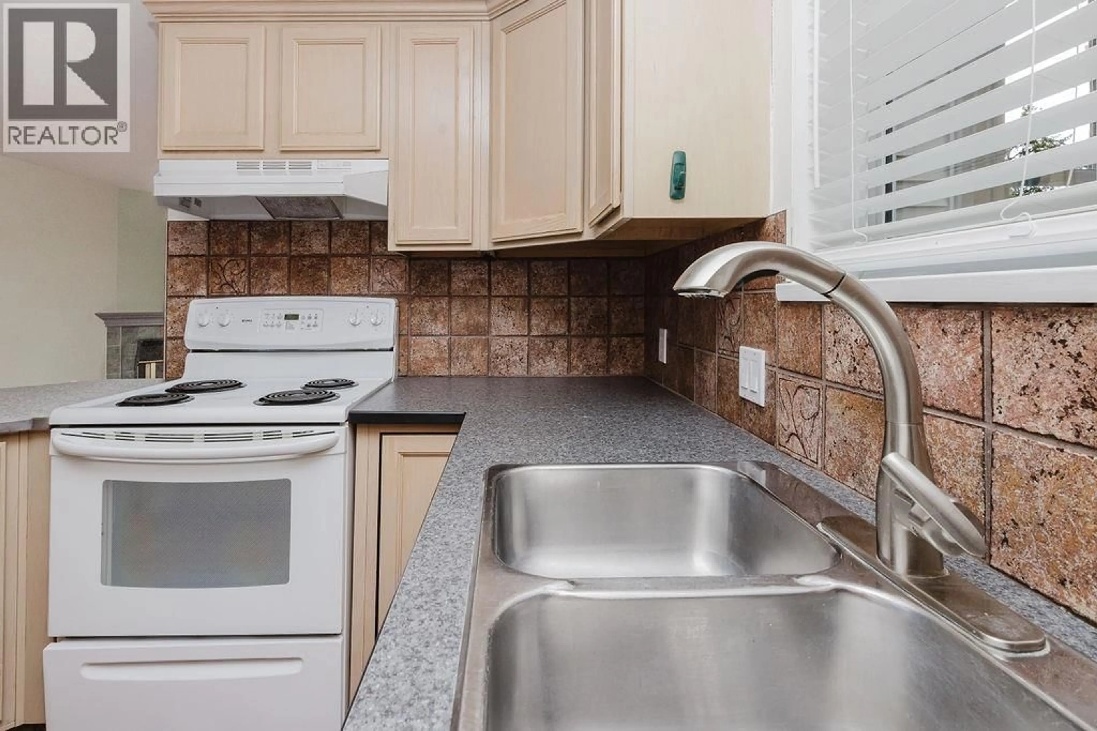 Standard kitchen, ceramic/tile floor for 4 - 689 PARK ROAD, Gibsons British Columbia V0N1V7