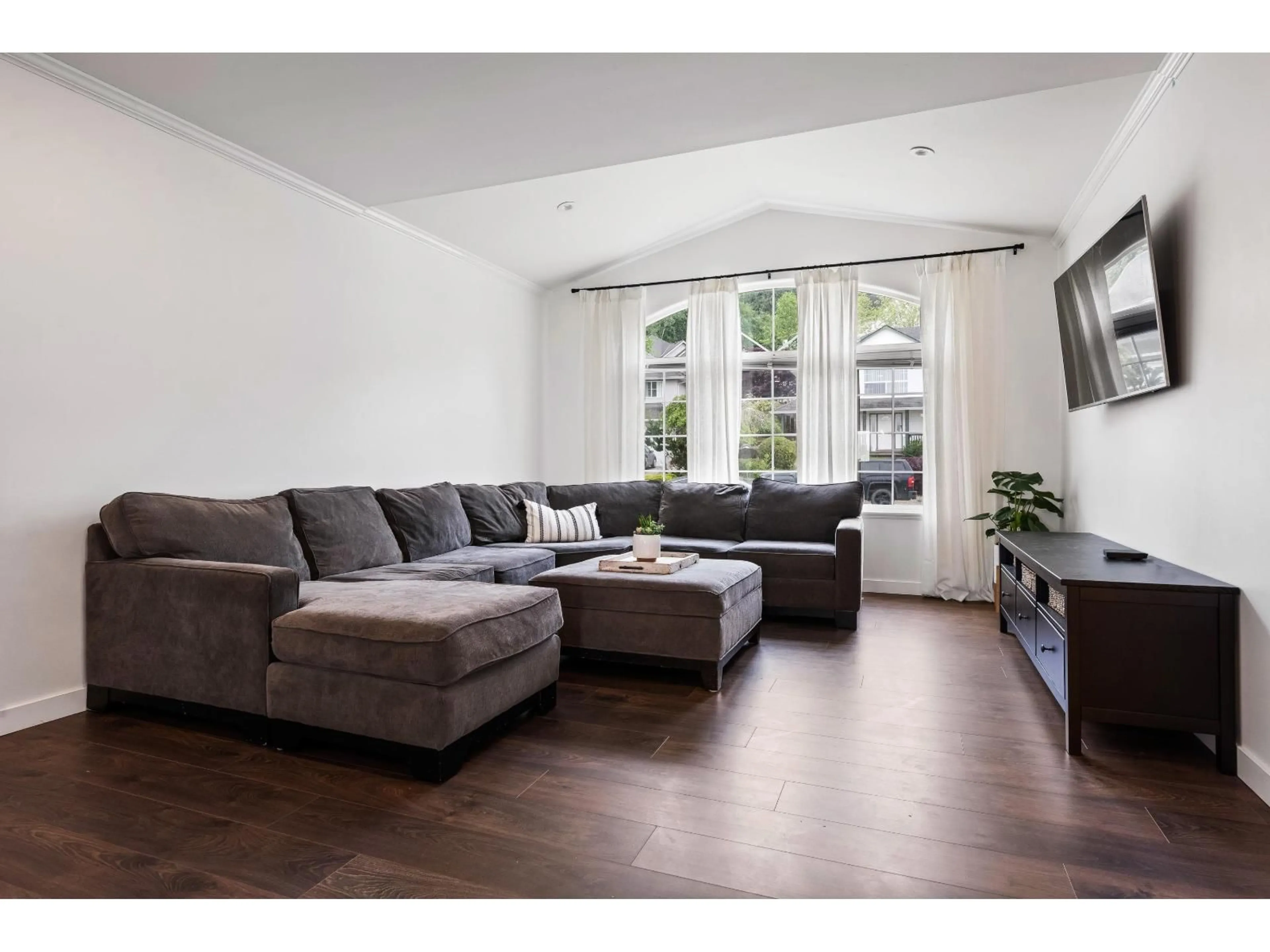 Living room with furniture, unknown for 46733 SYLVAN DRIVE, Chilliwack British Columbia V2R4E9