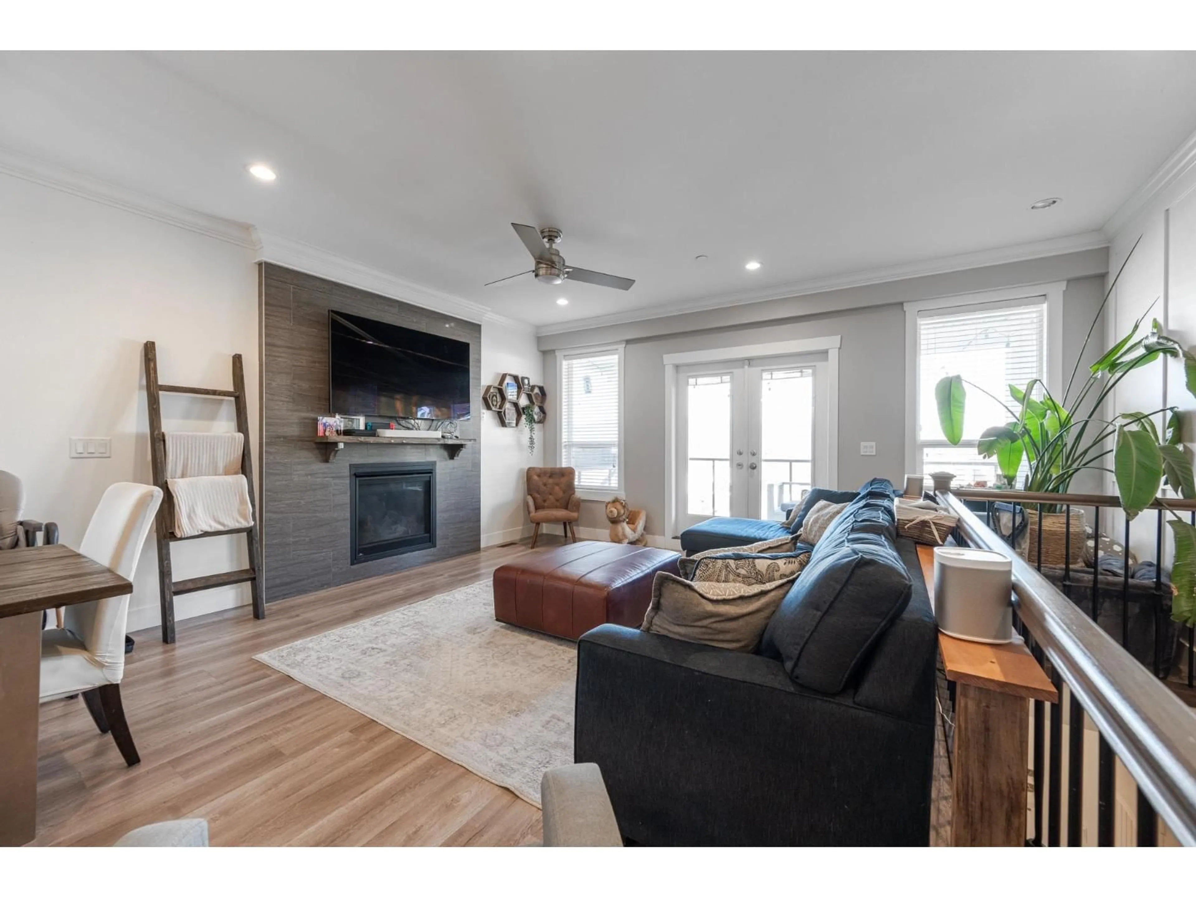 Living room with furniture, wood/laminate floor for 46874 SYLVAN DRIVE, Chilliwack British Columbia V2R0J8