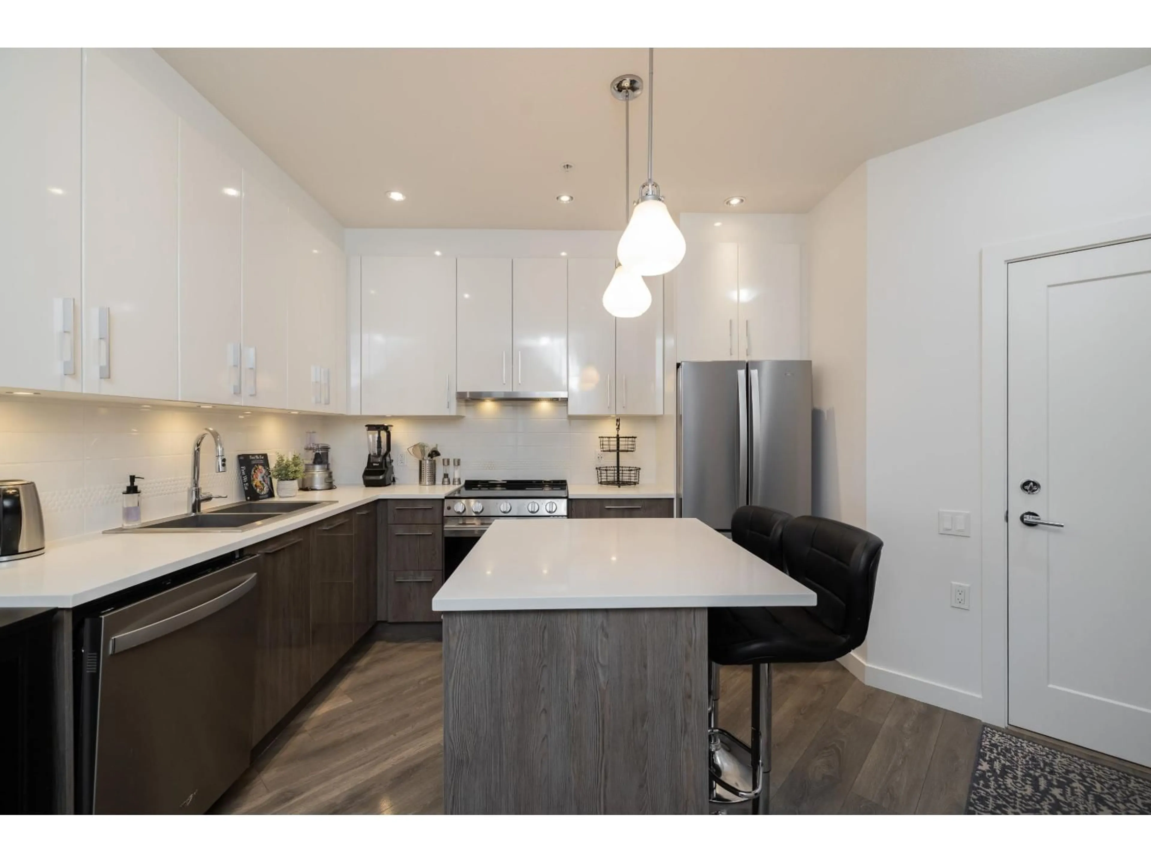 Open concept kitchen, wood/laminate floor for 418 - 20829 77A AVENUE, Langley British Columbia V2Y0Y5